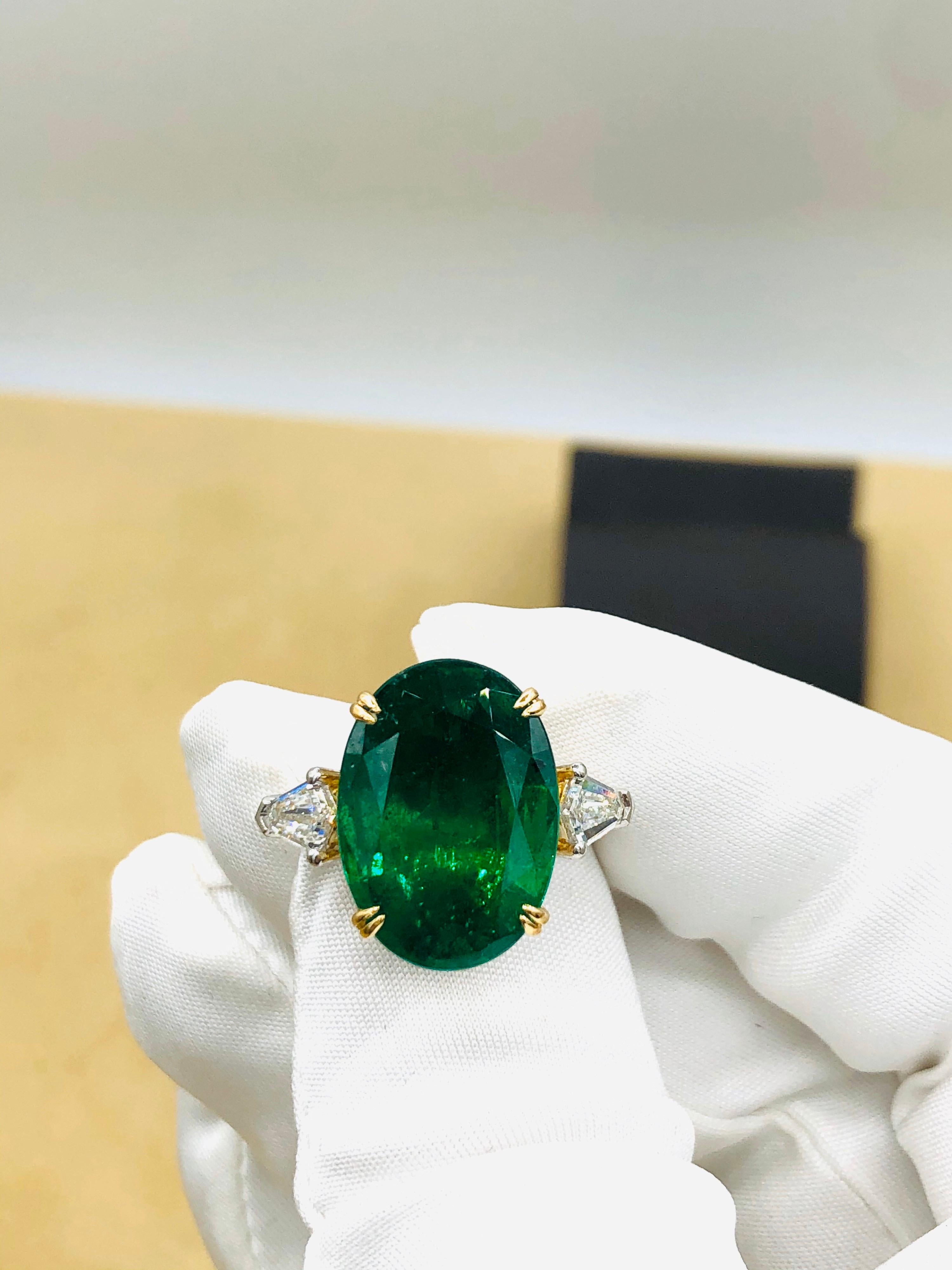 Emilio Jewelry 12,92 Karat lebhaft grüner ovaler Smaragd-Diamantring für Damen oder Herren im Angebot