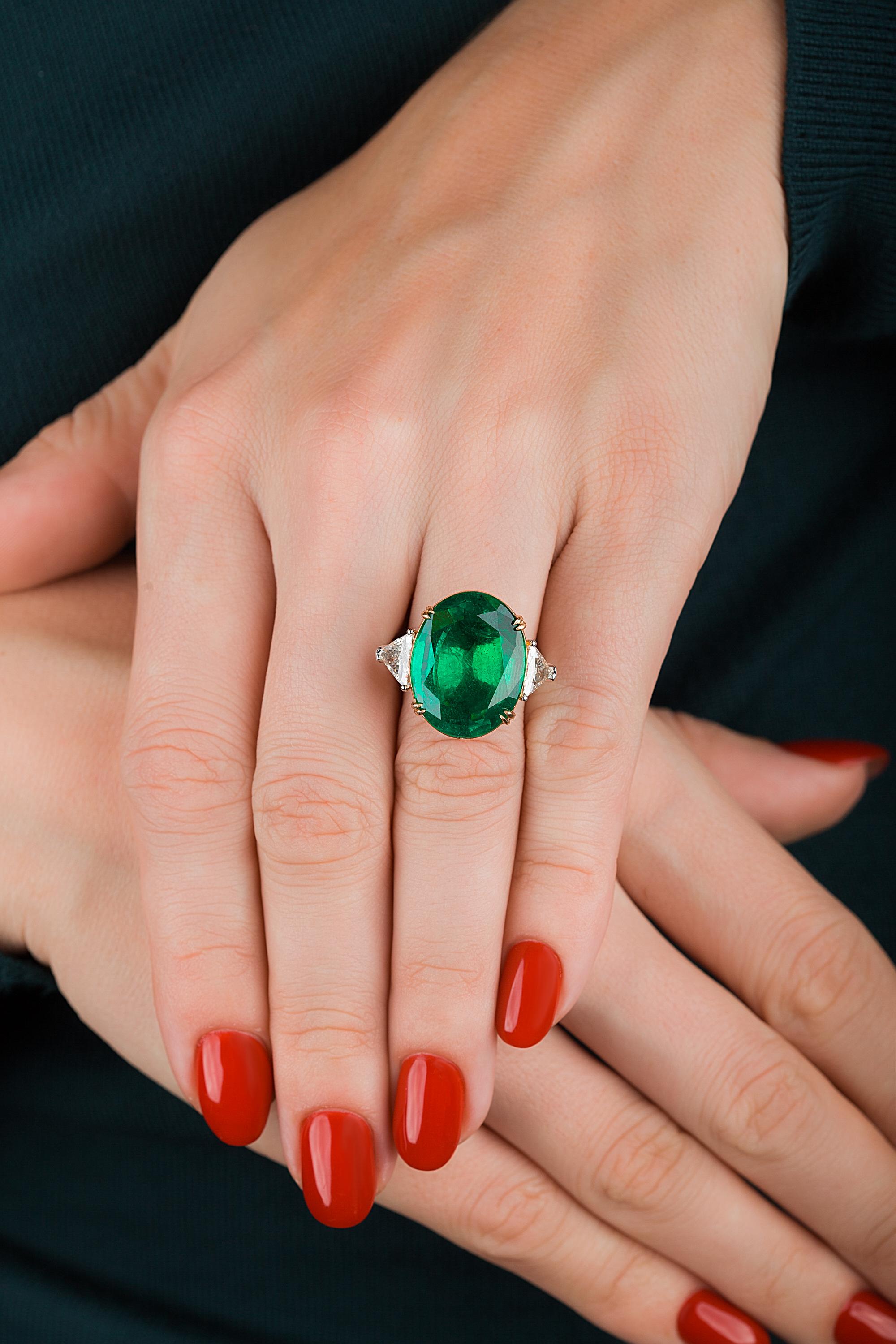 Anillo de diamantes esmeralda ovalado verde vivo de 17.37 quilates de Emilio Jewelry Corte oval en venta