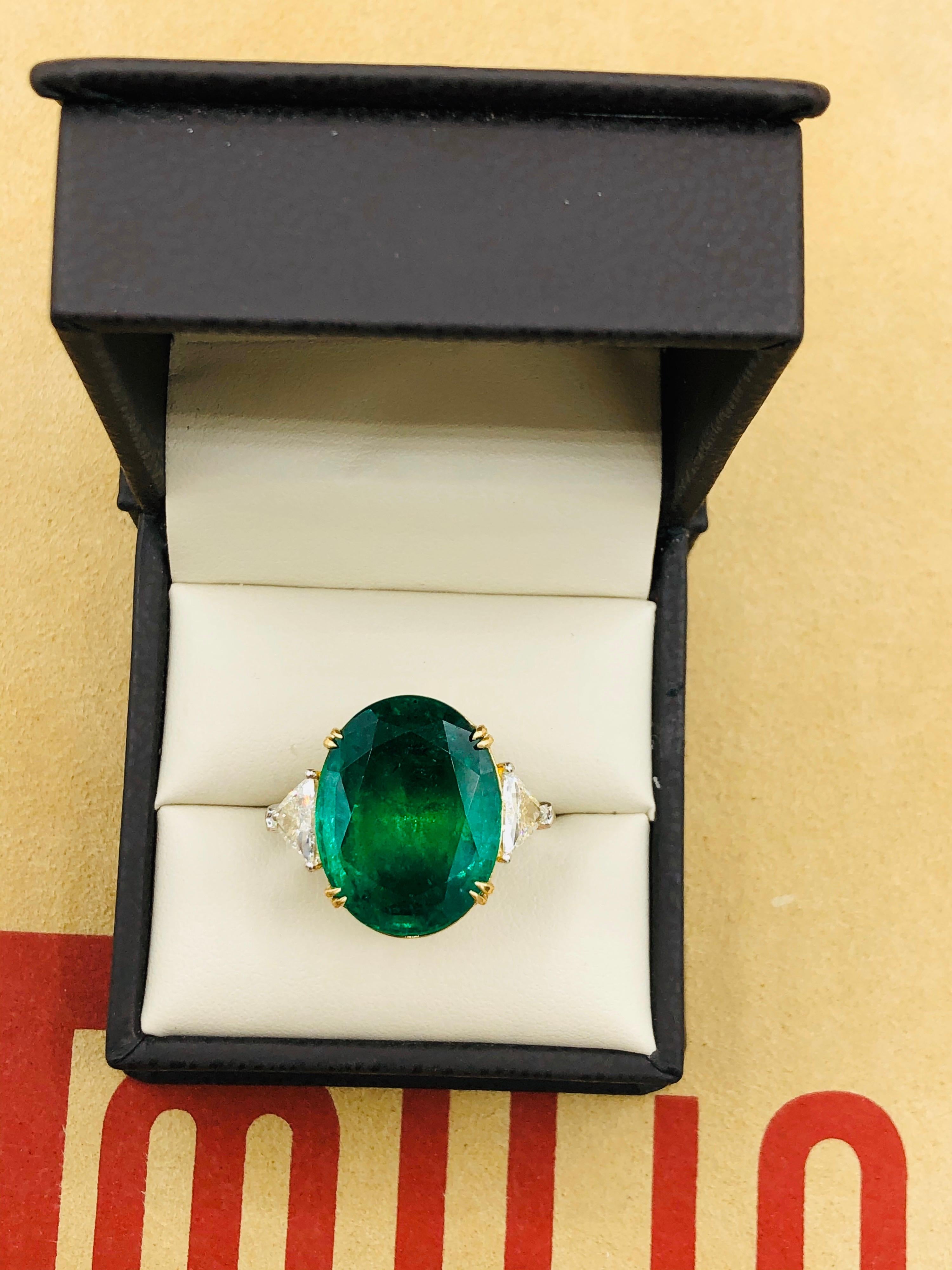 Women's or Men's Emilio Jewelry 17.37 Carat Vivid Green Oval Emerald Diamond Ring For Sale
