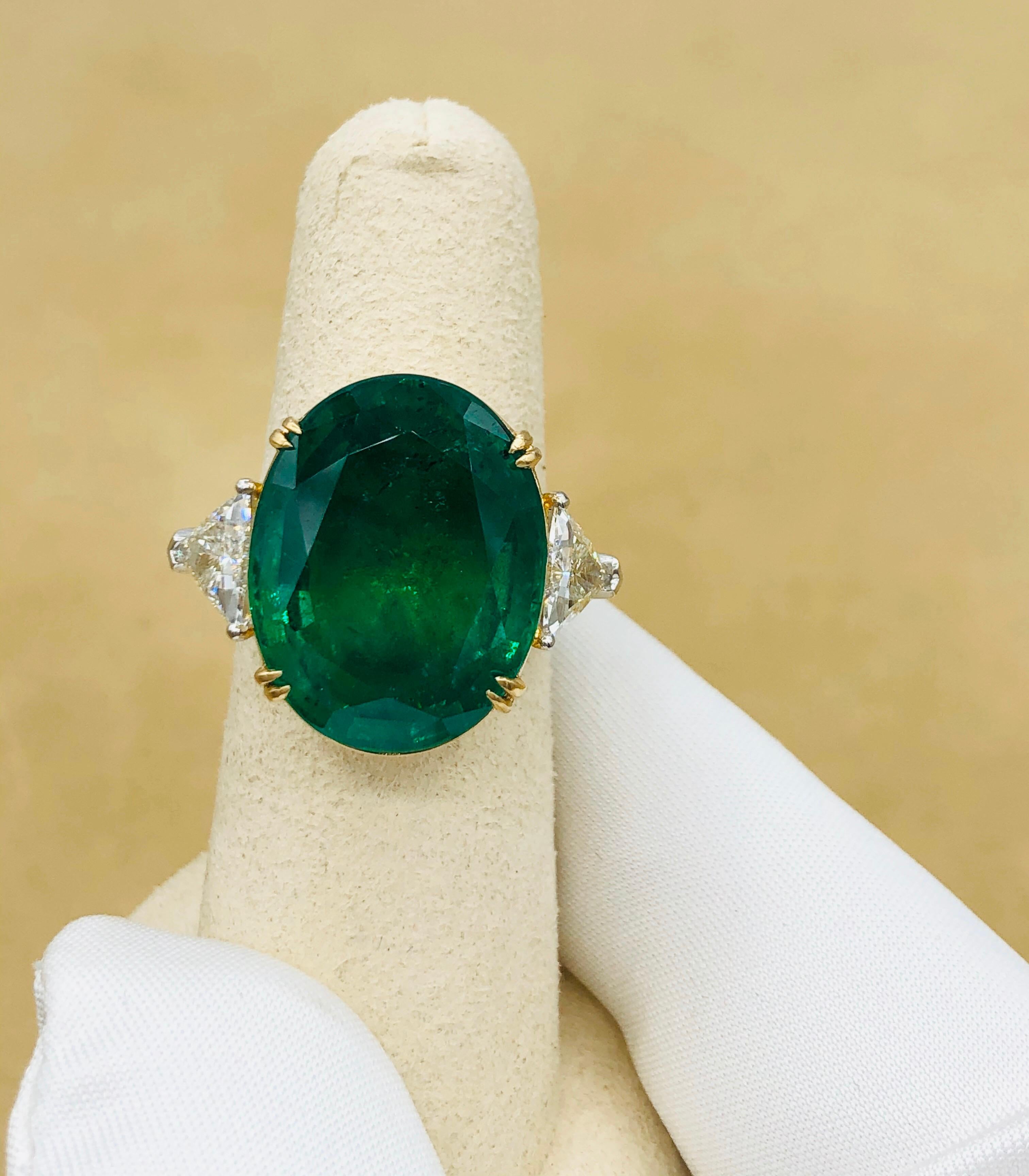 Anillo de diamantes esmeralda ovalado verde vivo de 17.37 quilates de Emilio Jewelry en venta 3