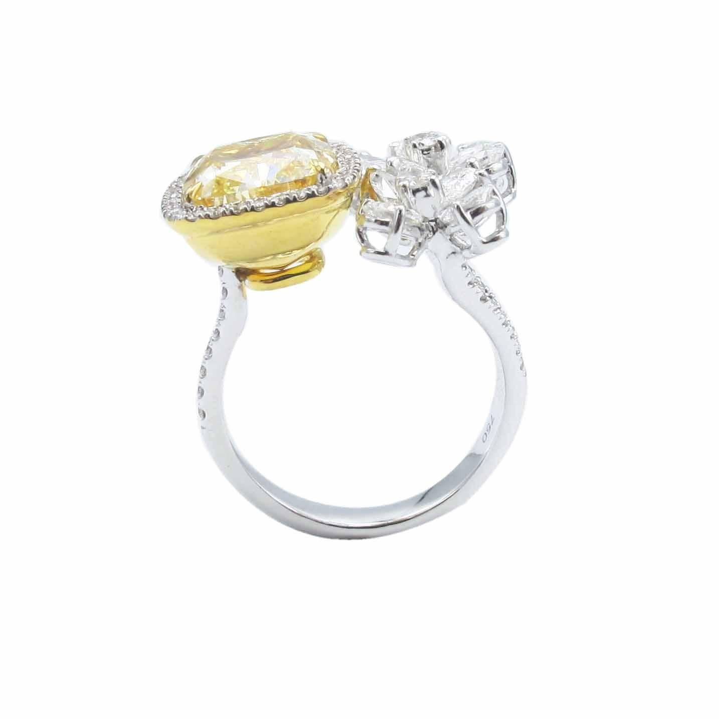 Taille coussin Emilio Jewelry, bague cocktail fleur en diamant jaune fantaisie de 1,78 carat en vente