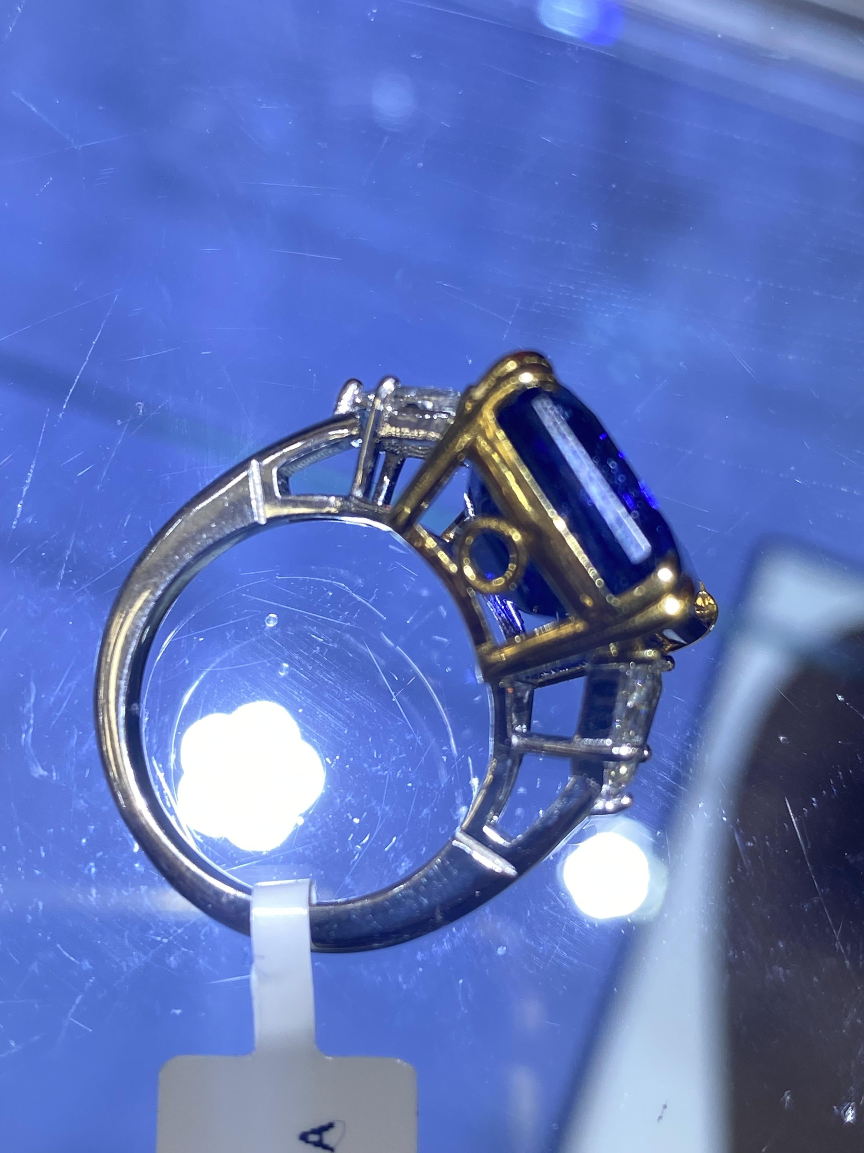 Emilio Jewelry, bague saphir taille émeraude 18 carats et diamants Pour femmes en vente
