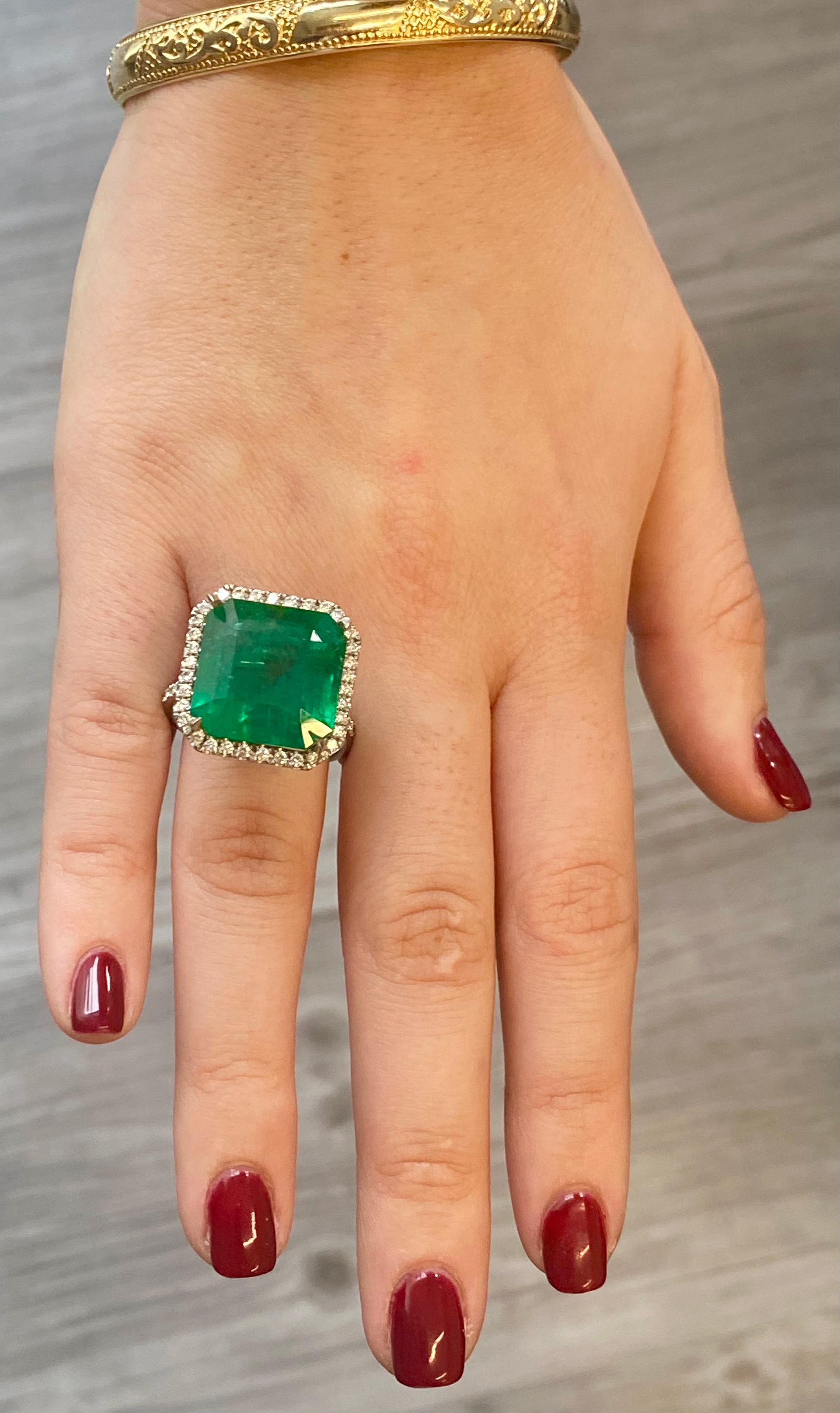 Emilio Gioielli Anello con smeraldo verde vivo da 18,22 carati in vendita 1