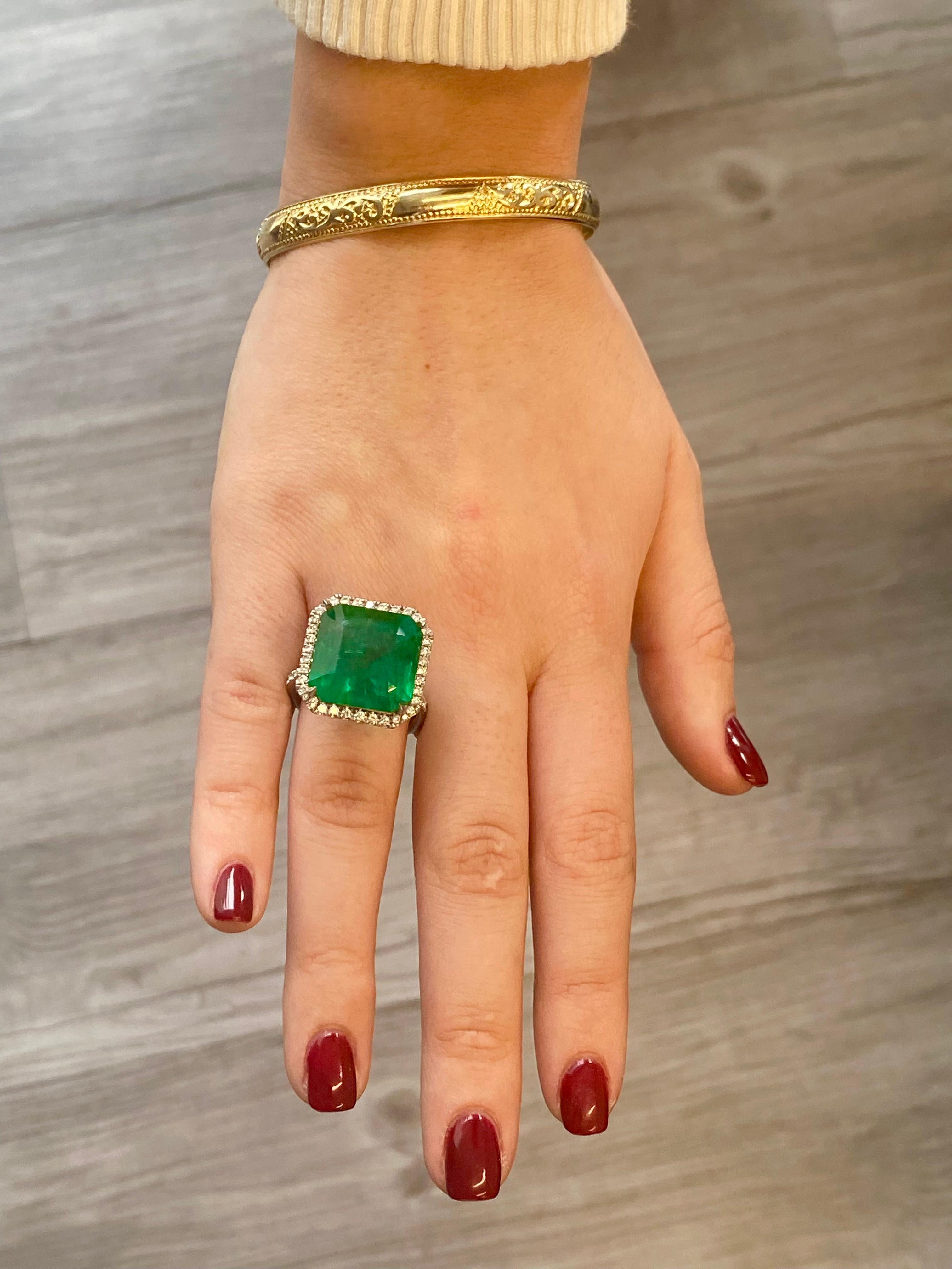Emilio Gioielli Anello con smeraldo verde vivo da 18,22 carati in vendita 2