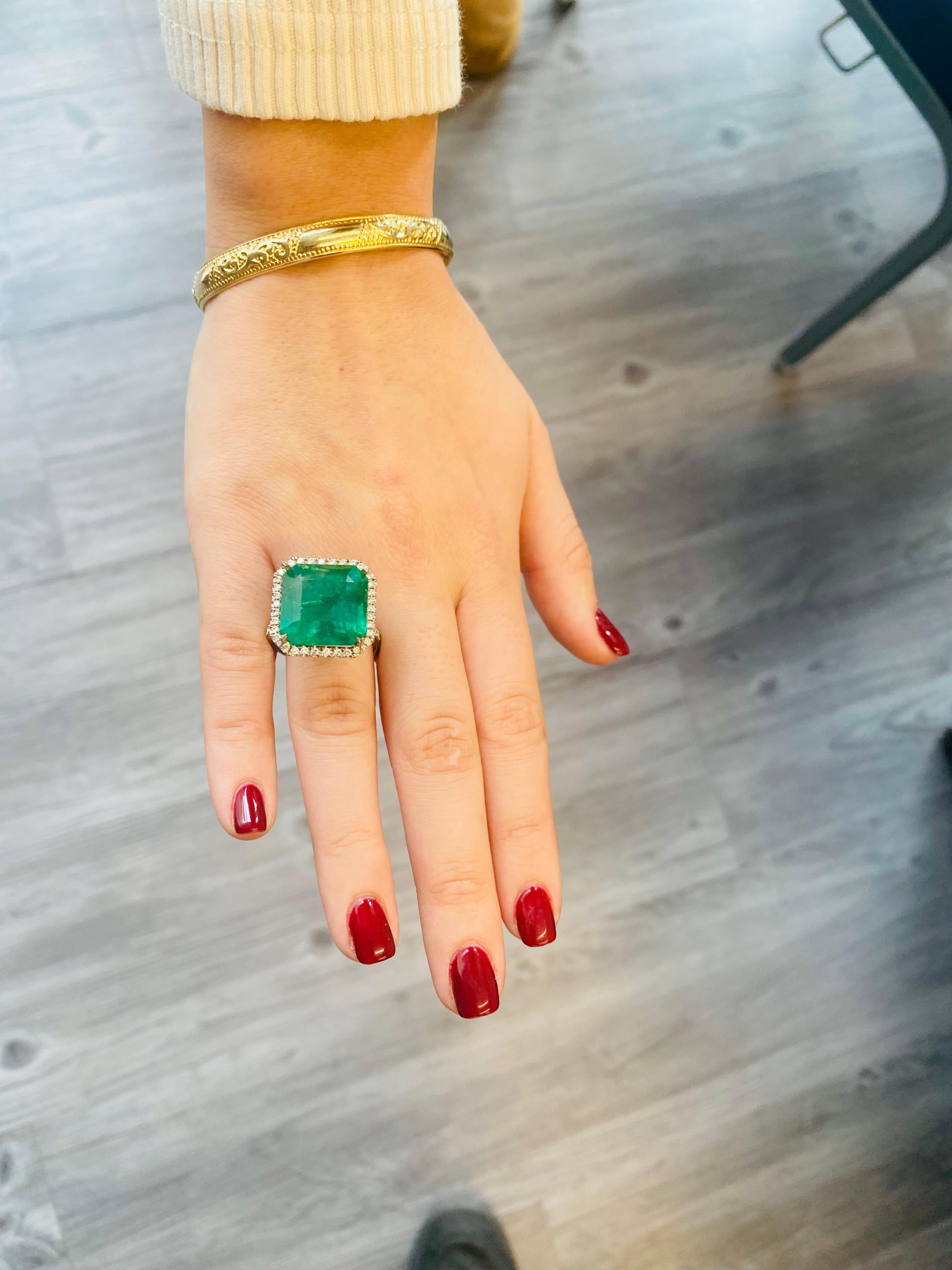 Emilio Gioielli Anello con smeraldo verde vivo da 18,22 carati in vendita 3