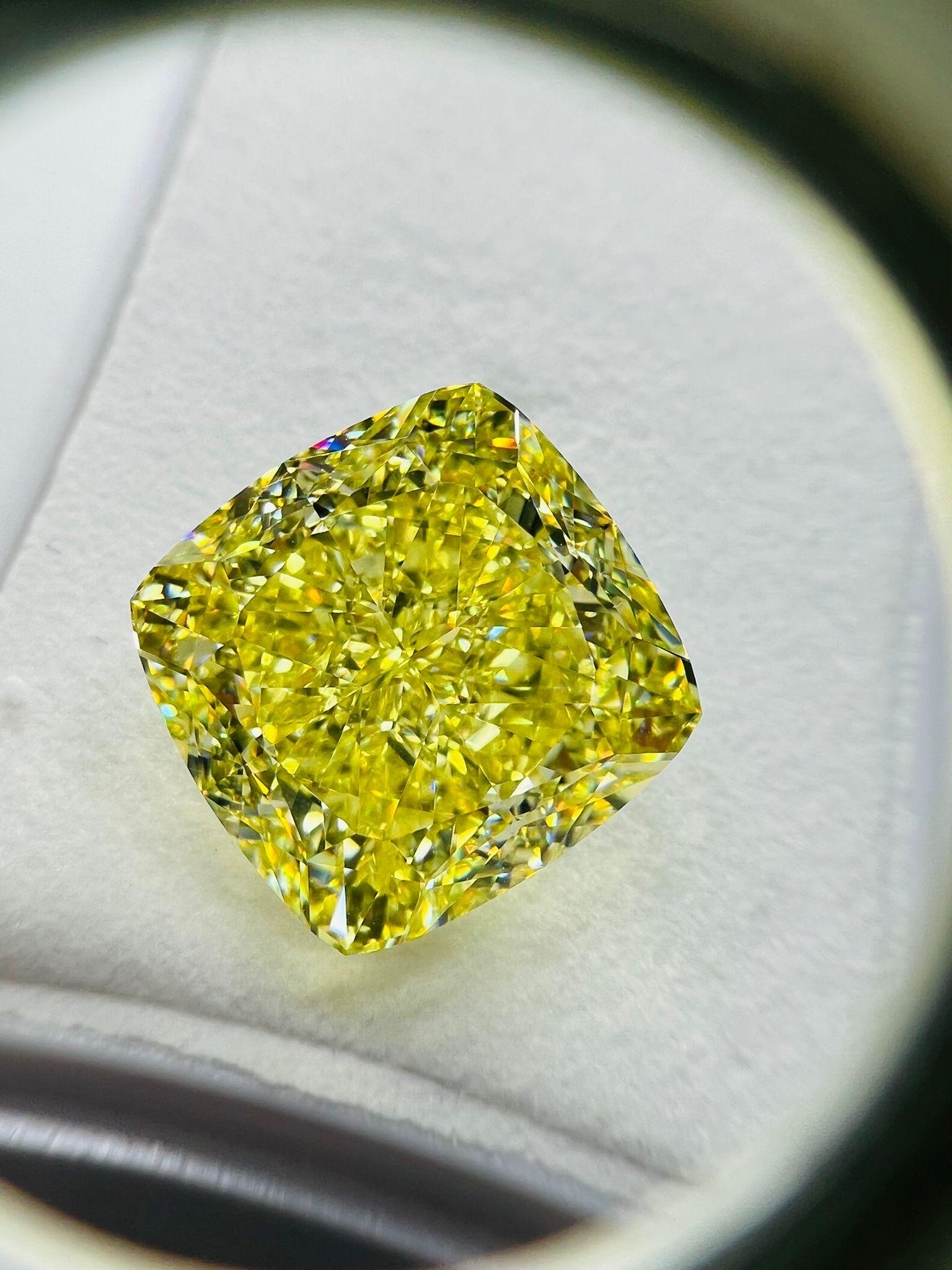 Von Emilio Jewelry, einem bekannten und angesehenen Großhändler mit Sitz auf der berühmten Fifth Avenue in New York,
Ein perfekter, wunderschöner GIA-zertifizierter Fancy Intense Yellow-Diamant mit einem Gewicht von knapp über 20 Karat! Die Farbe