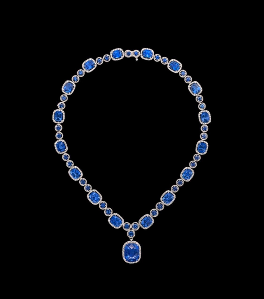 Aus dem Emilio Jewelry Vault präsentieren wir eine atemberaubende Halskette, die Jahre des Sammelns dieser kostbaren natürlichen Saphire brauchte, um dieses Meisterwerk zu vervollständigen. 23.00 Karat Saphire nur jeder ist Gia zertifiziert, bitte