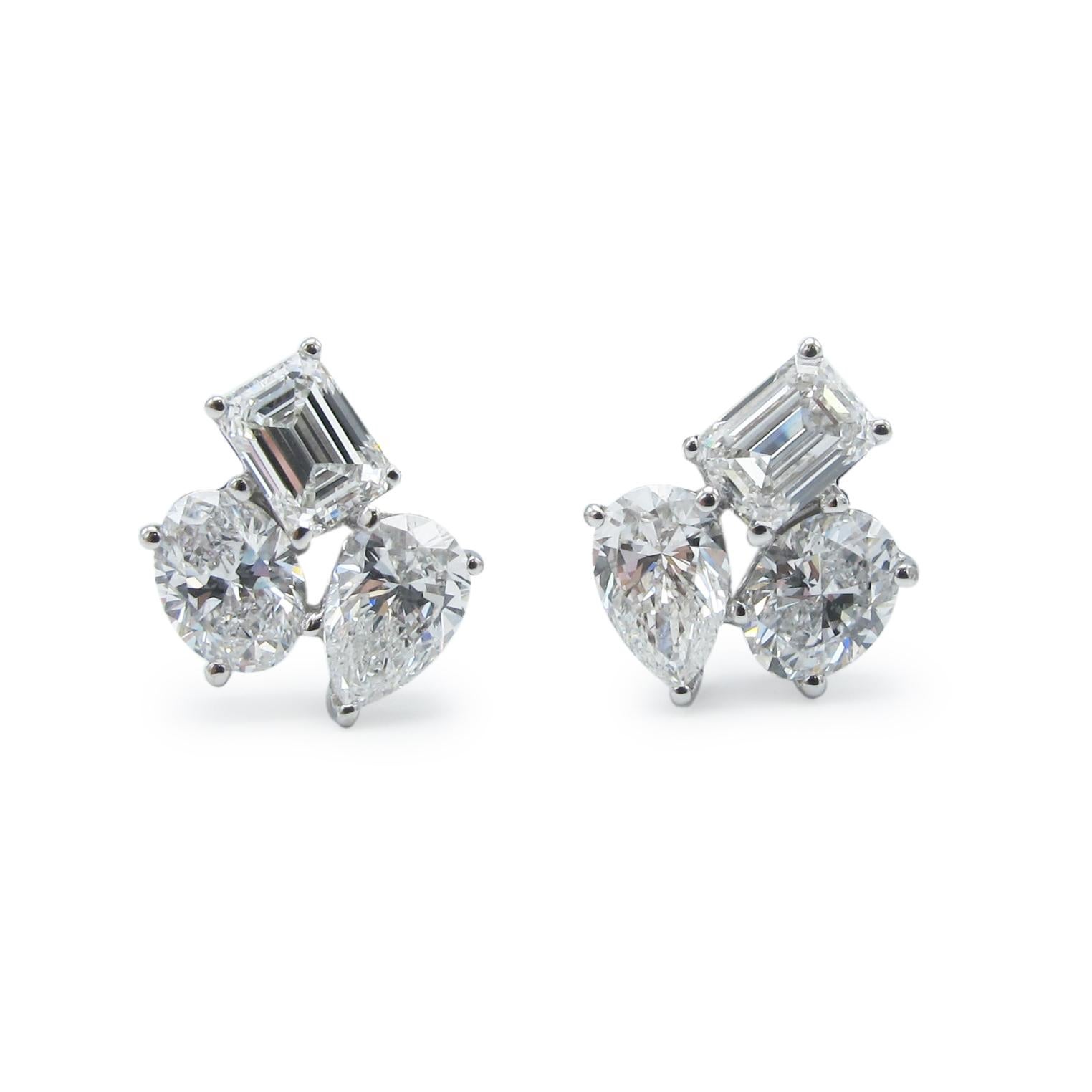 6 Pezzi Forme ovali, a pera e smeraldo Colore D-G Chiarezza VVS-VS 2,49 Carati 
Realizzato a mano nell'Atelier Emilio Jewelry, specializzato in pezzi rari da collezione in diamanti naturali ultra rari e pietre preziose.
Per ulteriori immagini, il