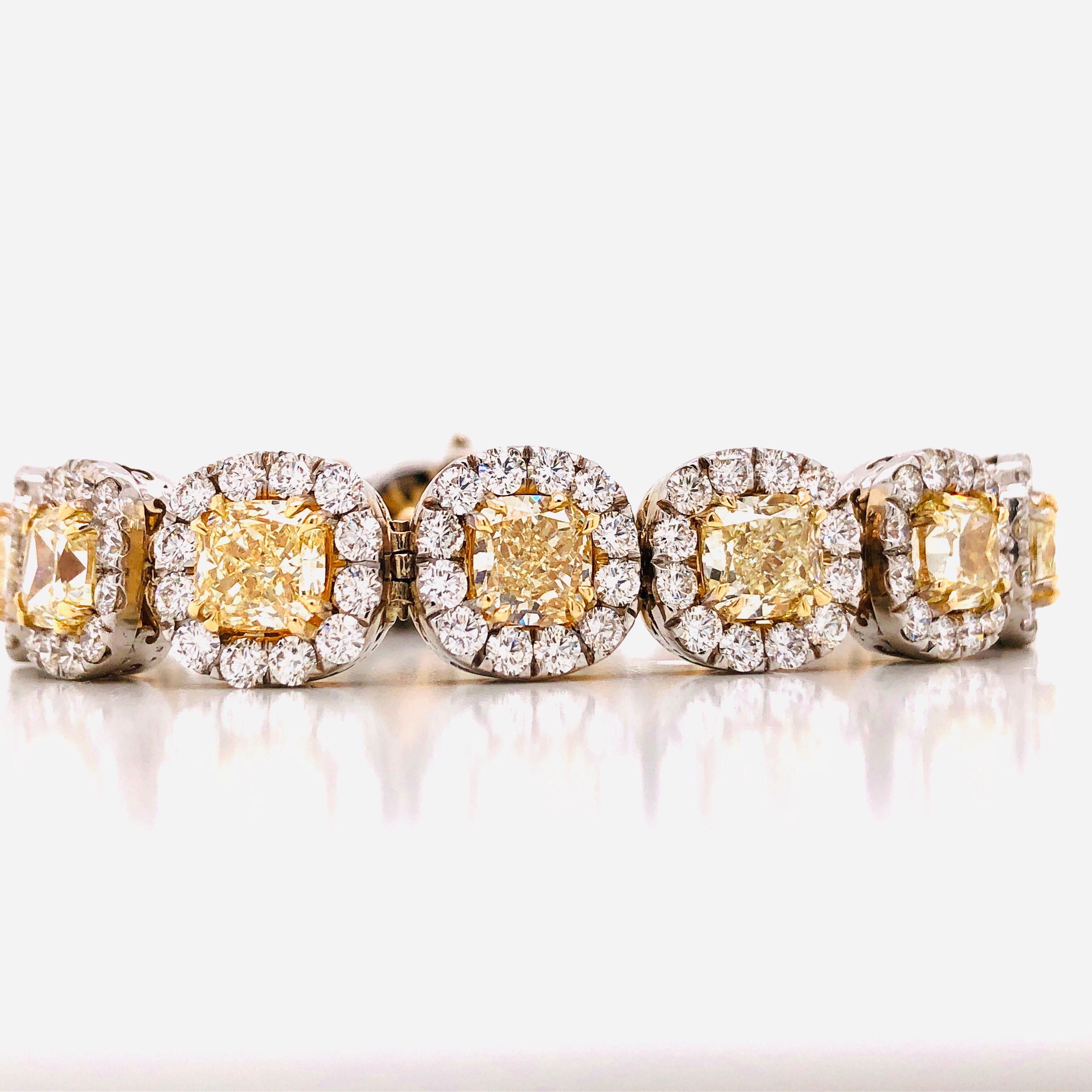 Mit nur 15 gelben Diamanten von insgesamt 22,93 Karat, wobei das durchschnittliche Gewicht jedes gelben Diamanten ca. 1,52 Karat beträgt! Die Breite des Armbands beträgt etwa 11,70 mm, die gelben Diamanten sind im Durchschnitt etwa 6,30 mm breit.