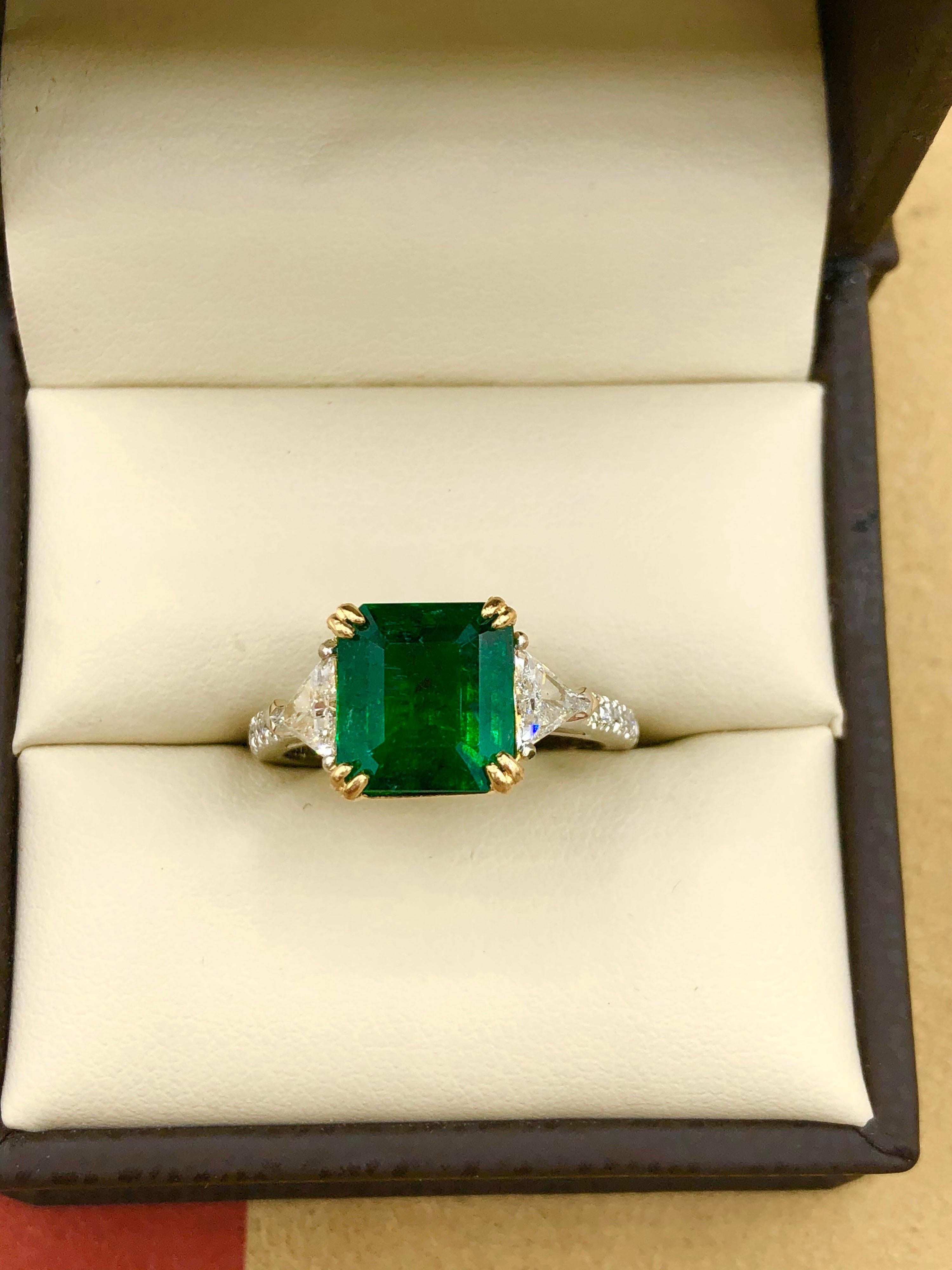 Anillo de diamantes esmeralda verde vivo certificado de 3.72 quilates de Emilio Jewelry en venta 1