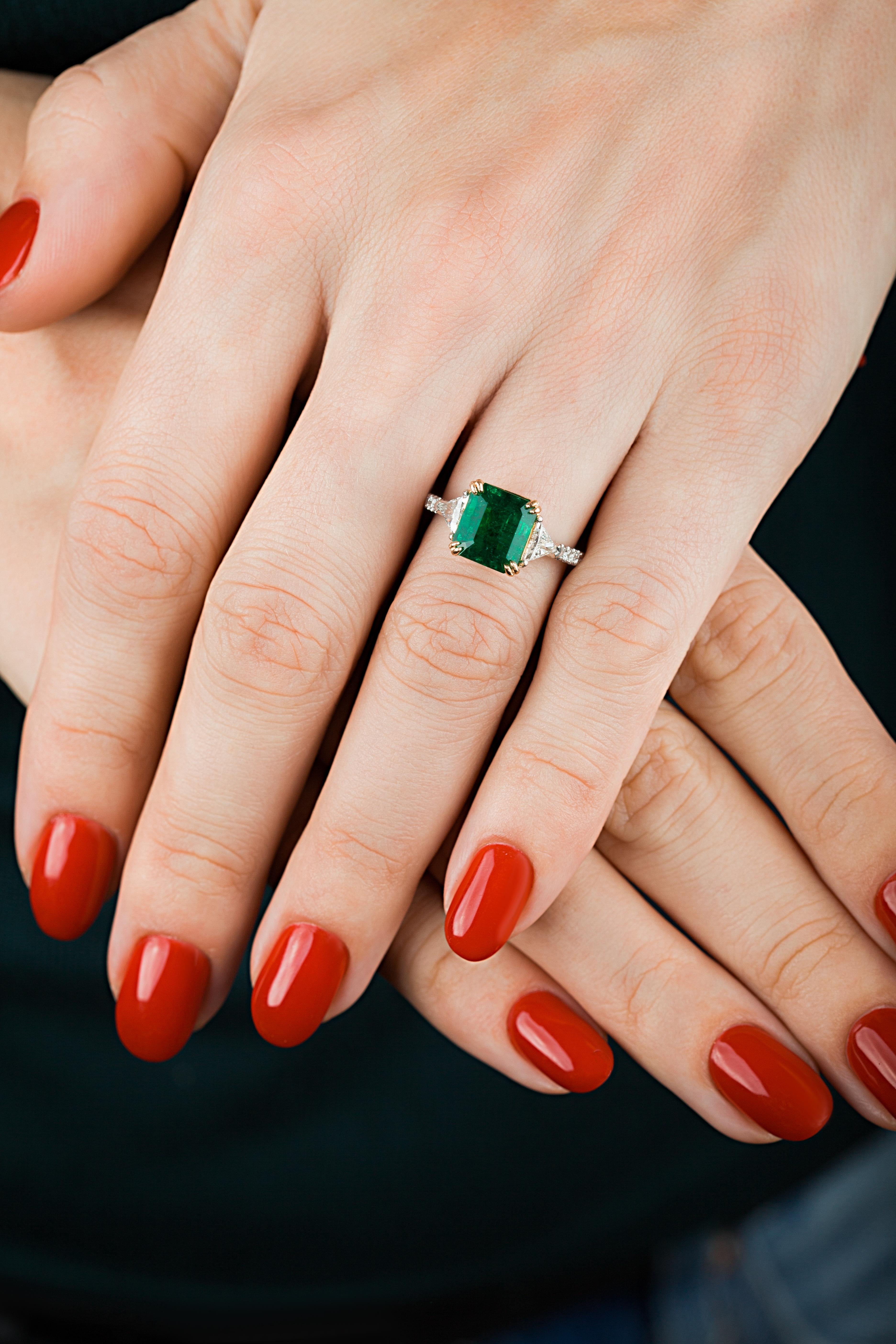 Anillo de diamantes esmeralda verde vivo certificado de 3.72 quilates de Emilio Jewelry en venta 3