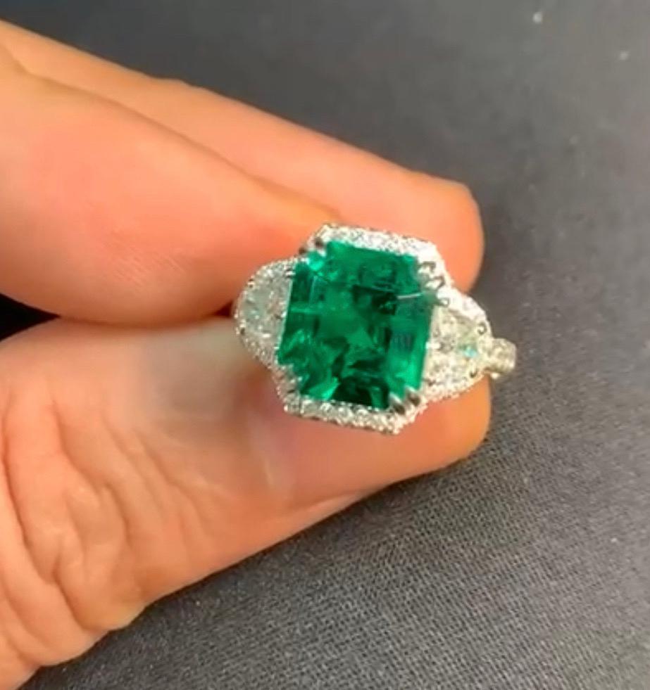 Emilio Jewelry 4.00 Carat No Oil Vivid Green Muzo Colombian Emerald Ring In New Condition For Sale In New York, NY