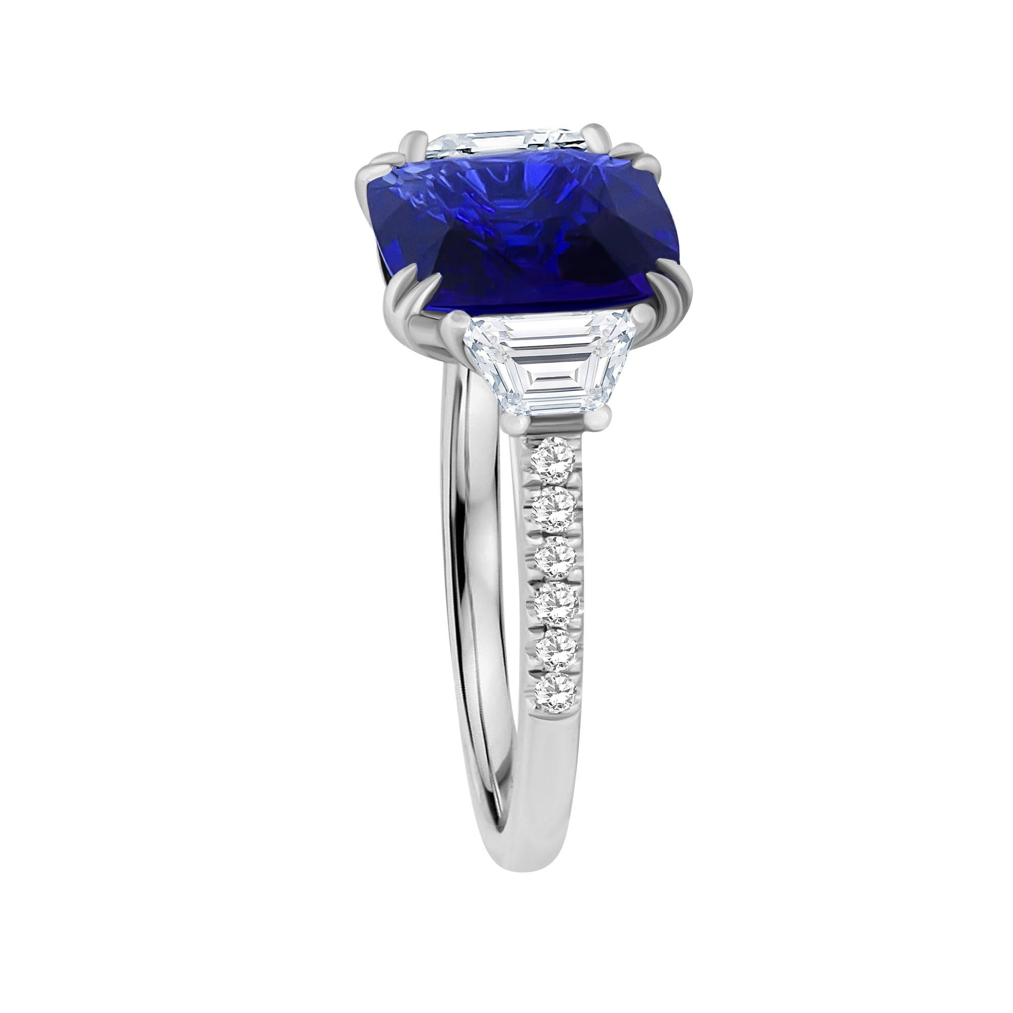 Emilio Jewelry Ring mit 4,24 Karat lebhaftem blauem Saphir und Diamant (Kissenschliff) im Angebot