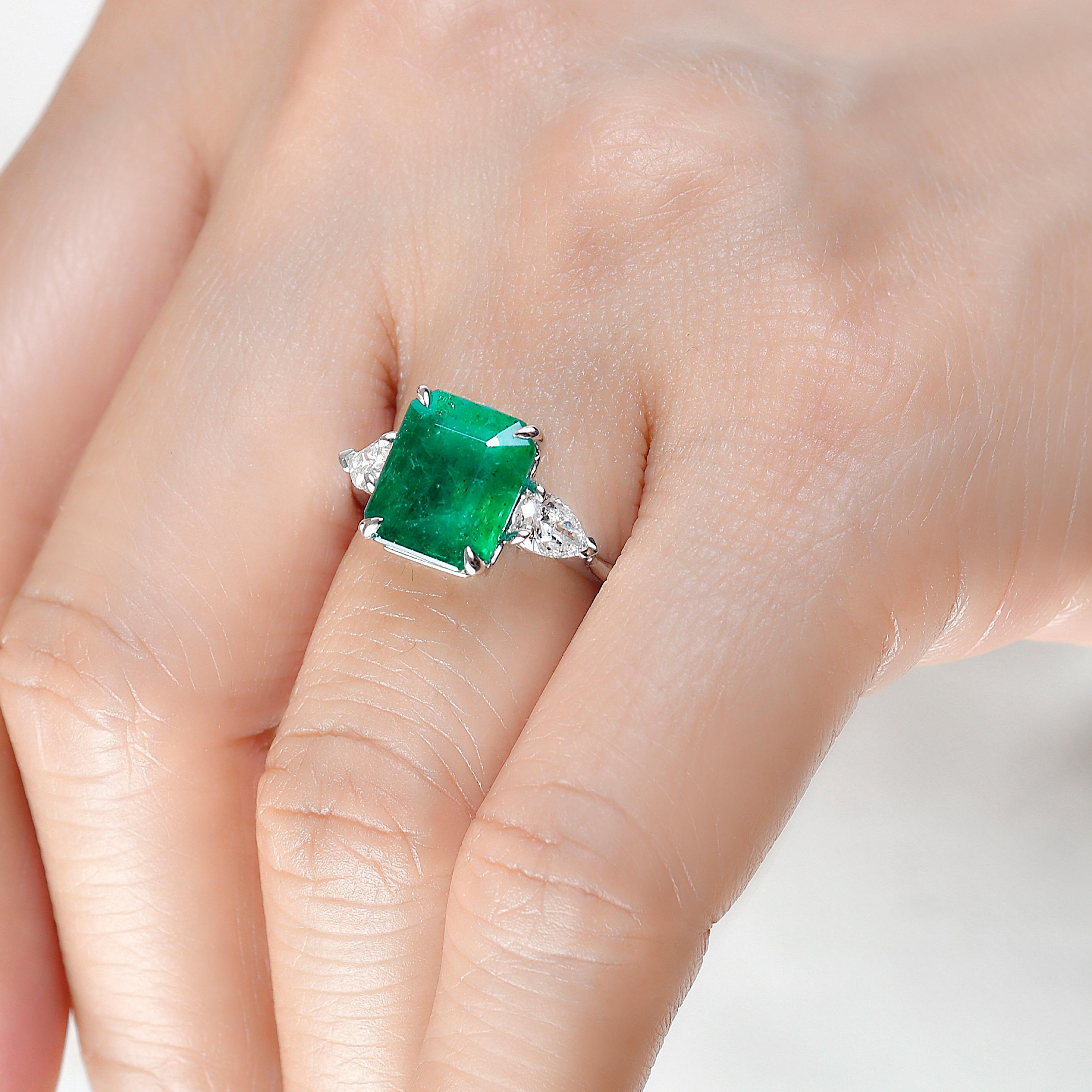De Emilio Jewelry, un conocido y respetado mayorista/distribuidor situado en la emblemática Quinta Avenida de Nueva York, 
Con una Esmeralda talla Esmeralda muy agradable engastada en el centro 4,71ct color medio, engastada en Platino con 2