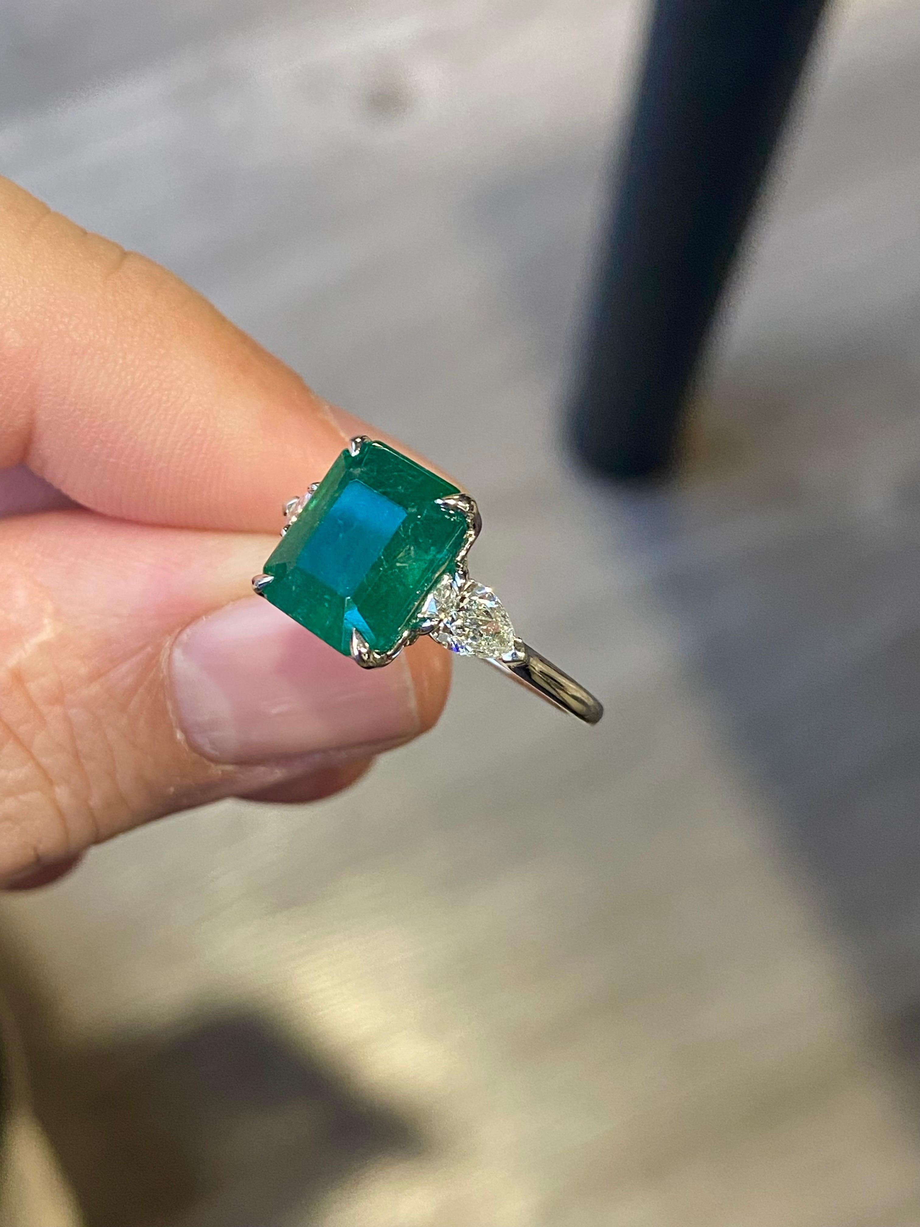 Emilio Jewelry 5.32 Carat Emerald Ring In New Condition For Sale In New York, NY