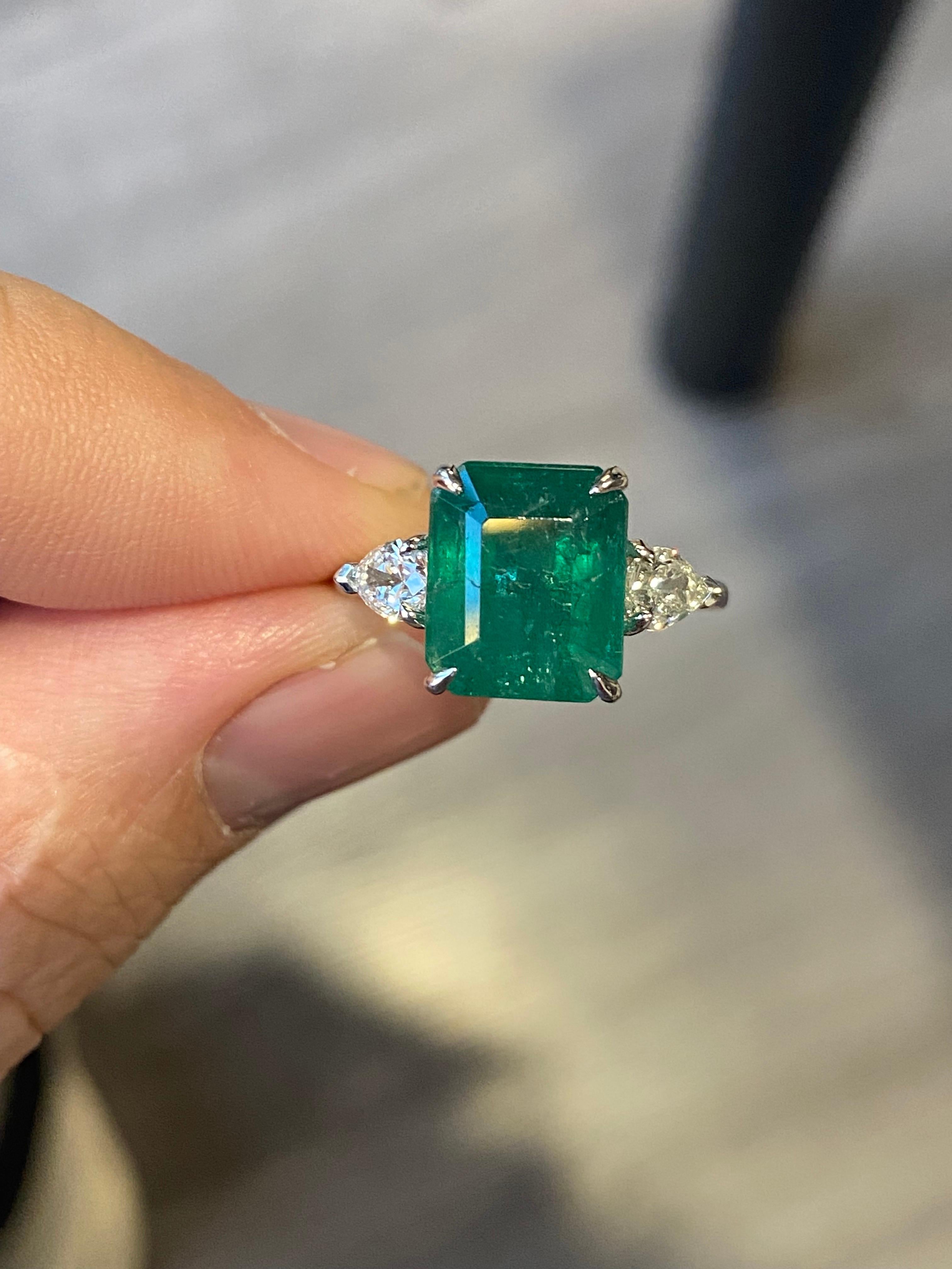 Women's or Men's Emilio Jewelry 5.32 Carat Emerald Ring For Sale