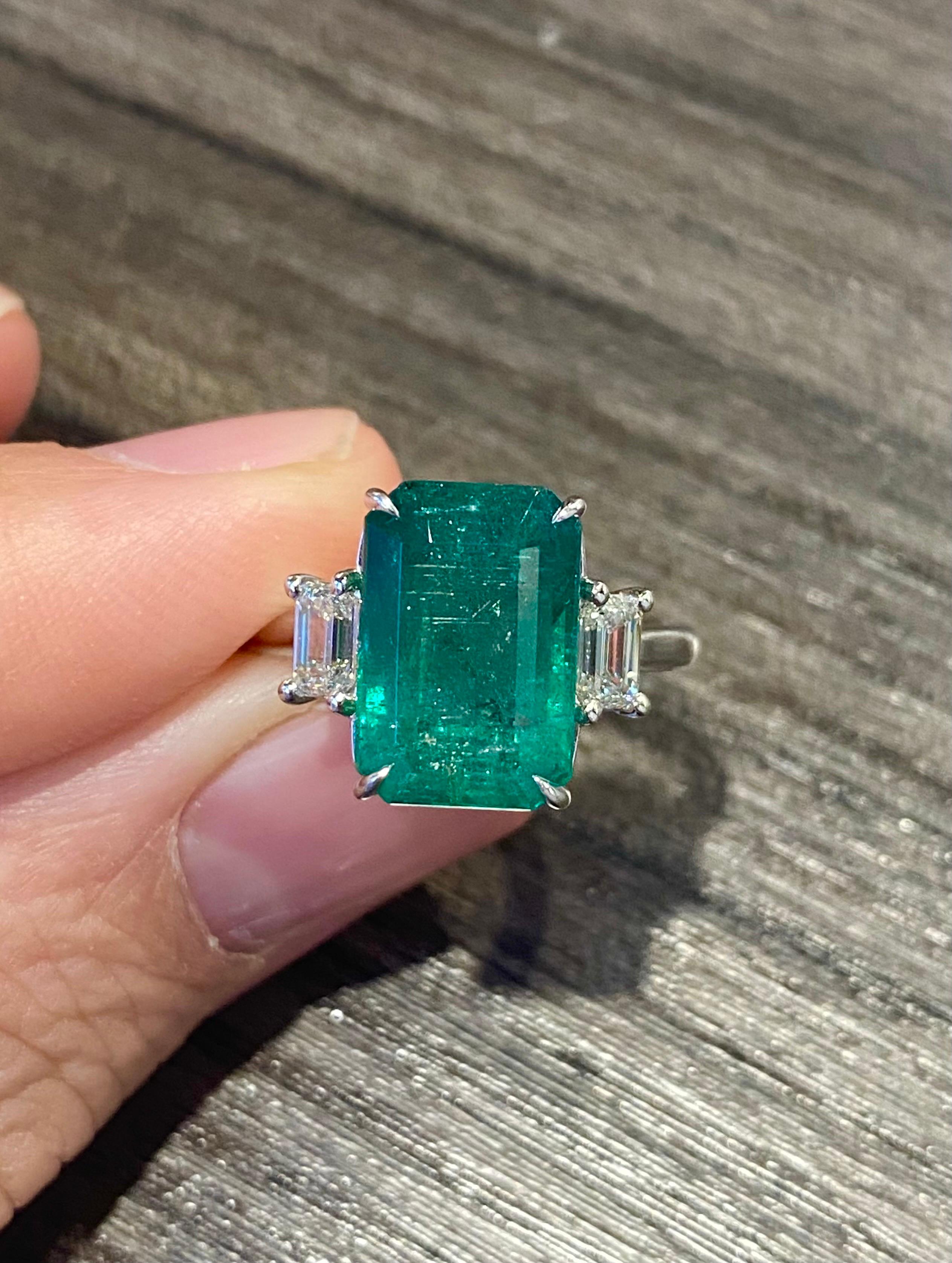 Emilio Jewelry 5.92 Carat Emerald Ring In New Condition For Sale In New York, NY