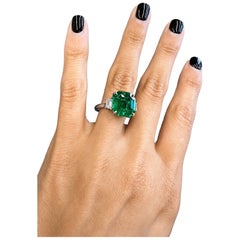 Emilio Jewelry: Platinring mit einem 6,72-Karat-Smaragd aus Sambia in leuchtendem Grün und Diamanten