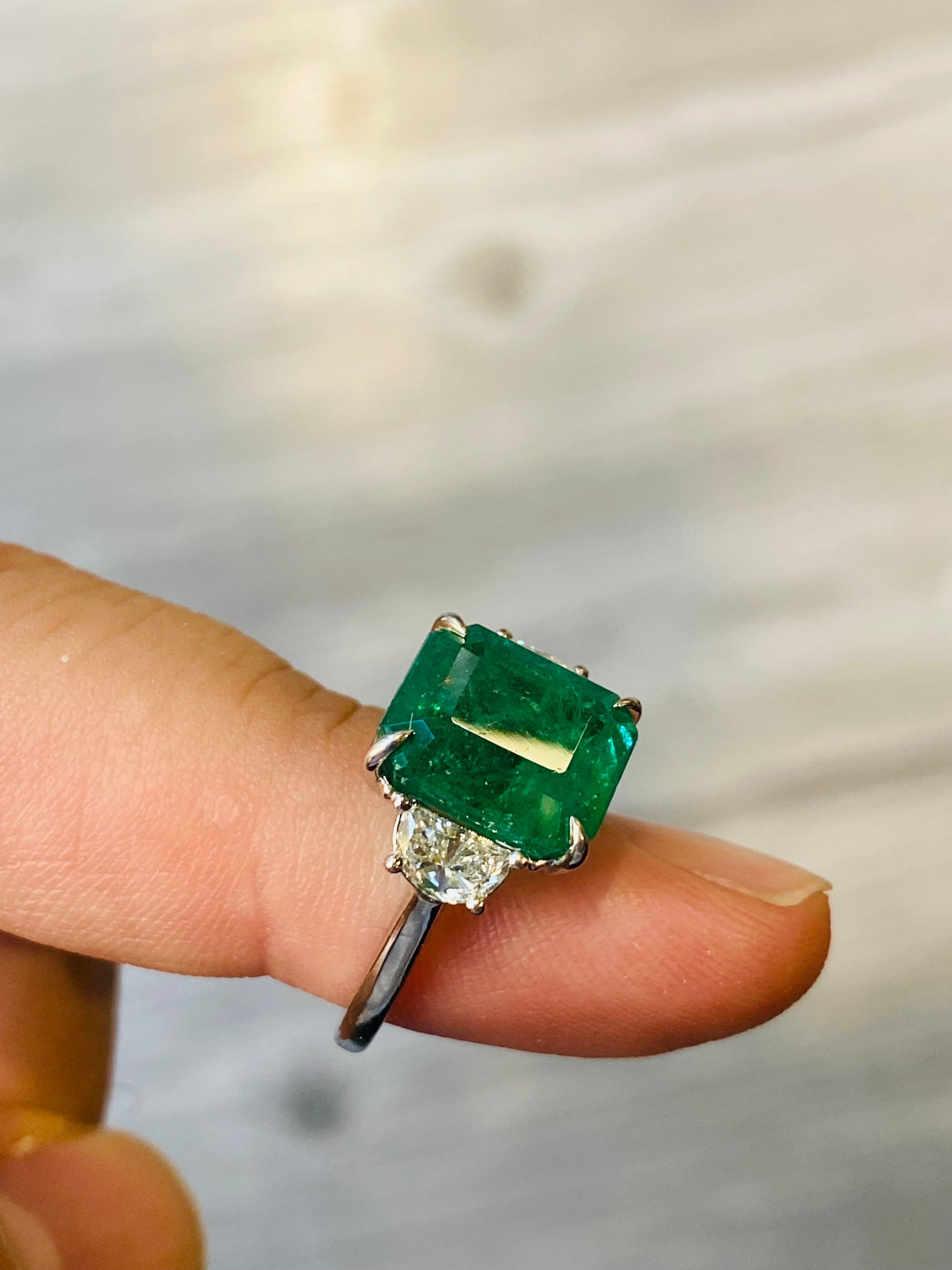 De Emilio Jewelry, un conocido y respetado mayorista/distribuidor situado en el icónico Gem Tower/Gia Building del distrito de los diamantes de Nueva York.
Peso total indicado en el título. 
Esmeralda central 6,21cts ojo limpio 
Medias lunas de 0,70