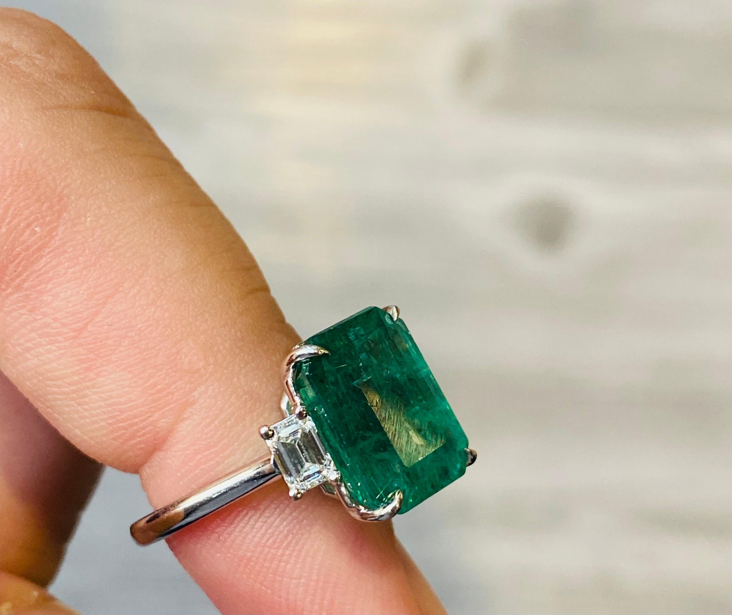 Women's or Men's Emilio Jewelry 7.28 Carat Emerald Diamond Ring For Sale