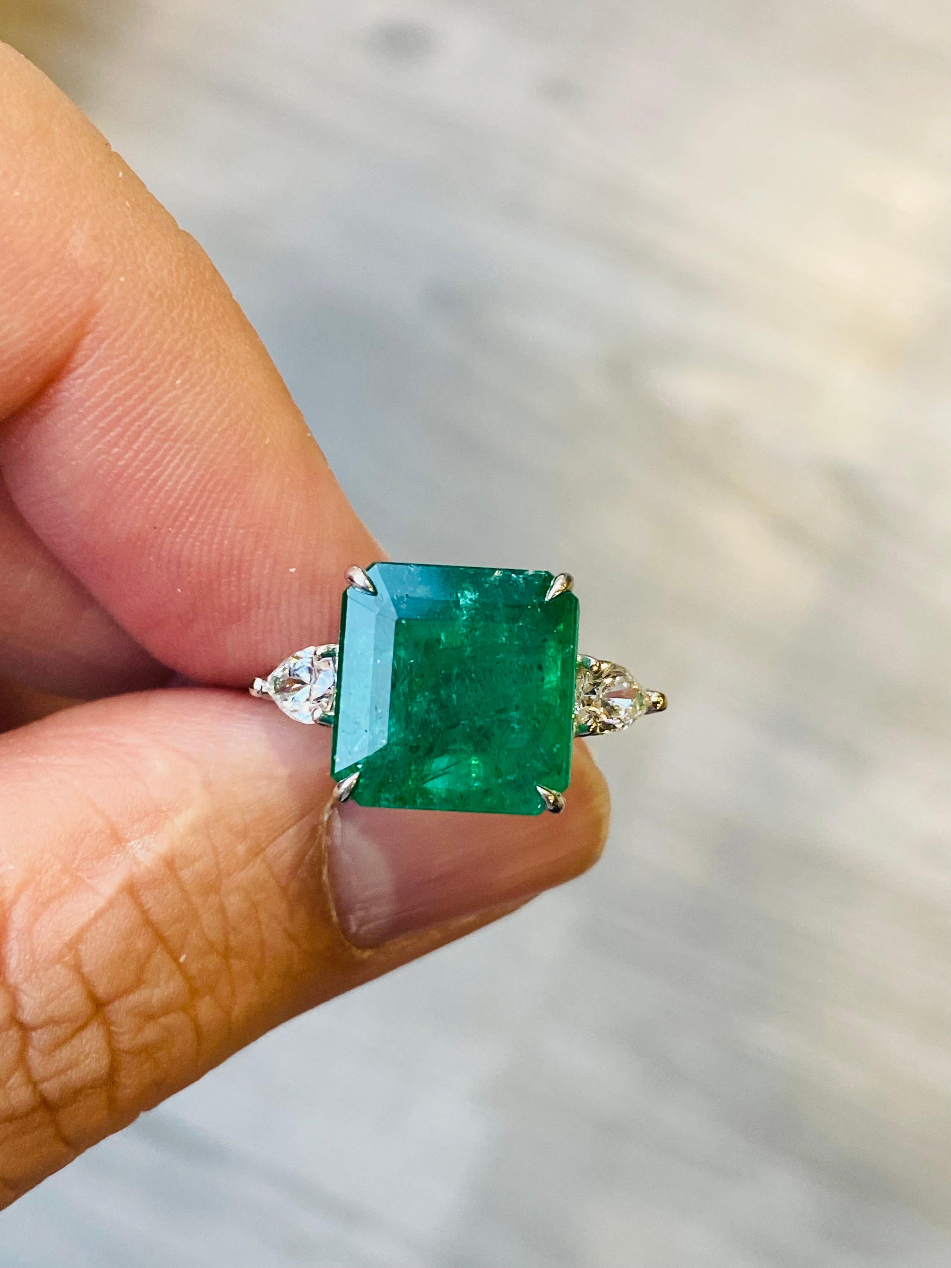 Da Emilio Jewelry, un noto e rispettato grossista/rivenditore situato nell'iconico Gem Tower/GIA Building nel Diamond District di New York.
Peso totale indicato nel titolo. 

Al centro c'è uno smeraldo quadrato dello Zambia di 7,12 carati con una
