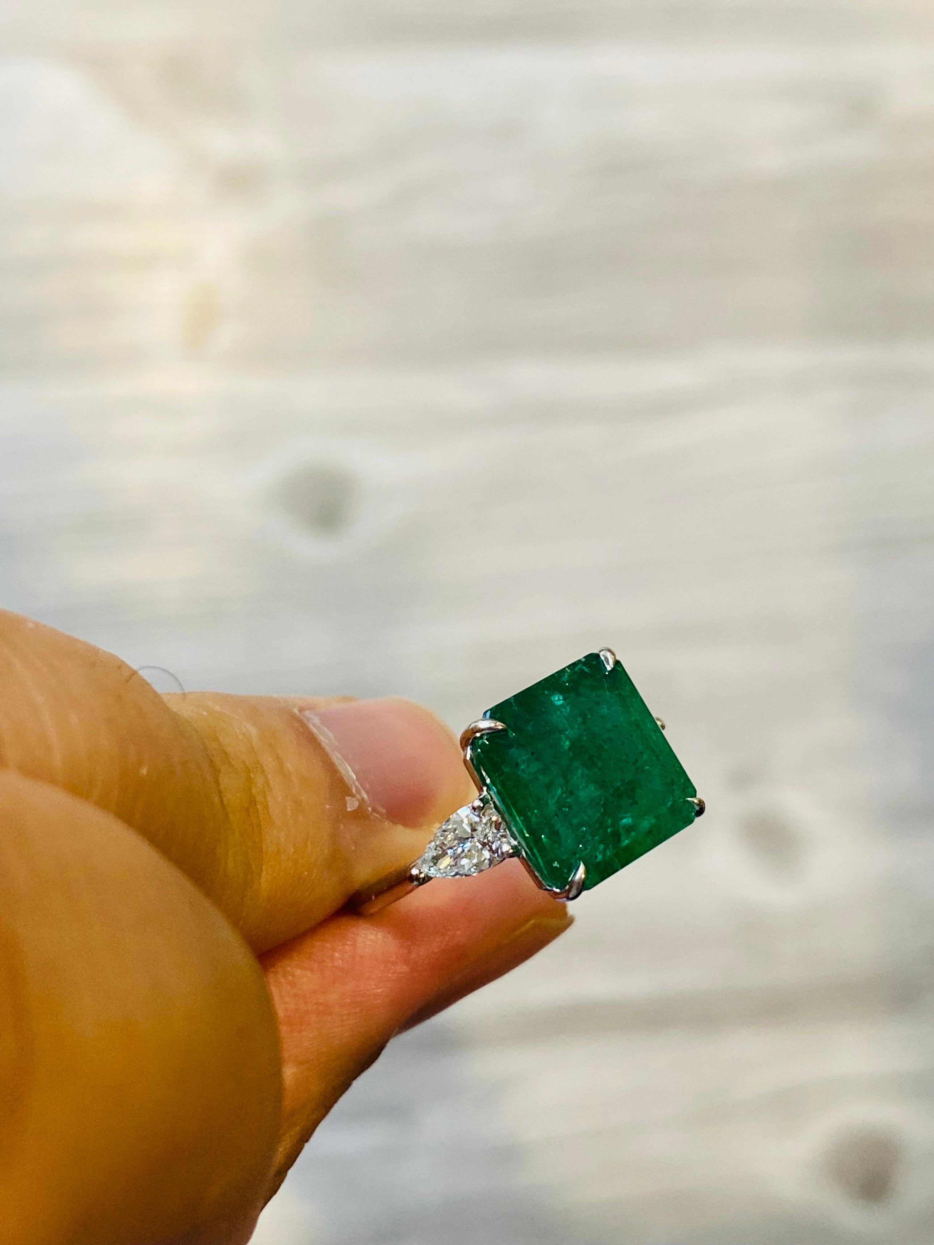 Taglio smeraldo Emilio Gioielli Anello con smeraldo verde vivo da 7.80 carati in vendita
