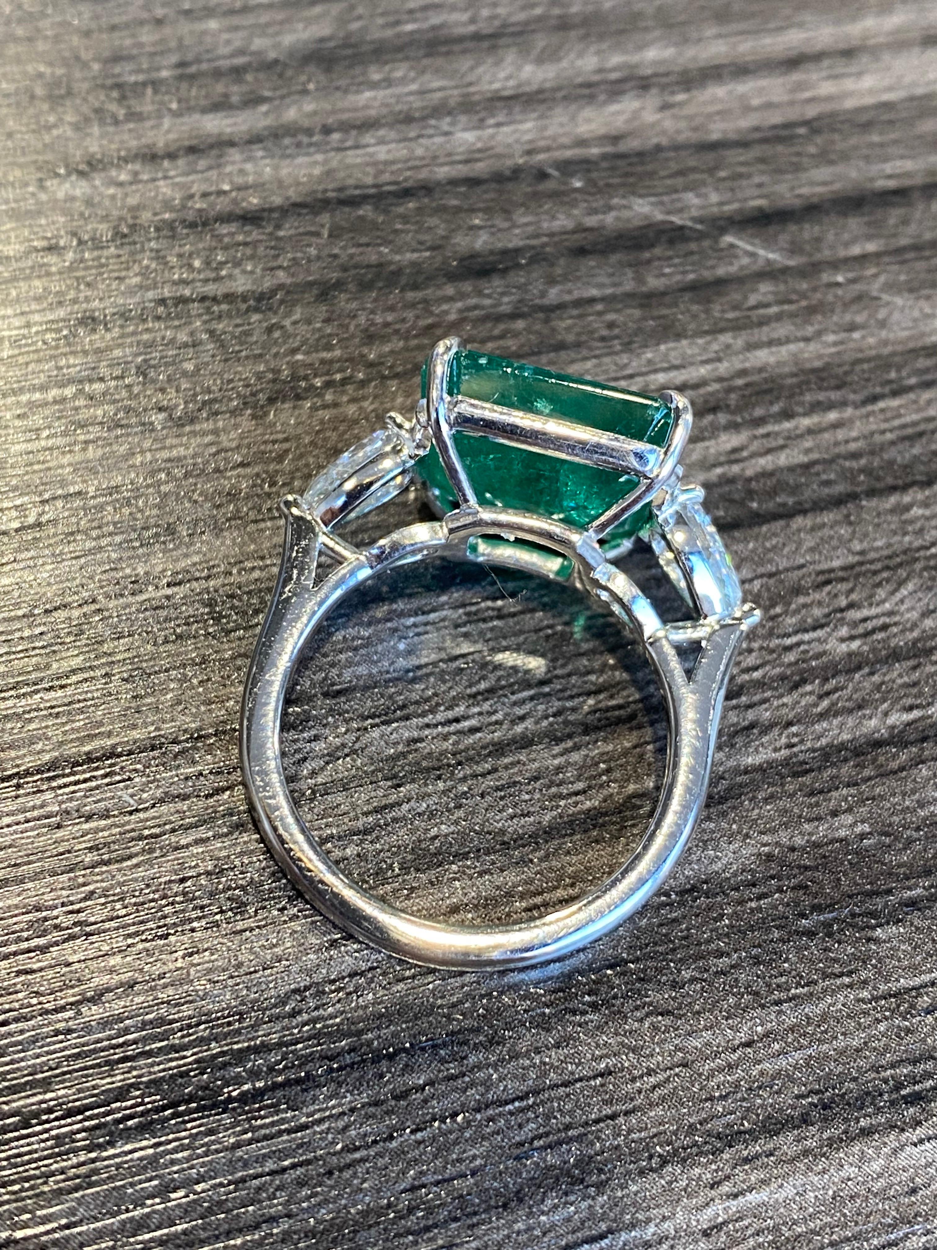 Emilio Gioielli Anello con smeraldo verde vivo da 7.80 carati In condizioni Nuovo in vendita a New York, NY