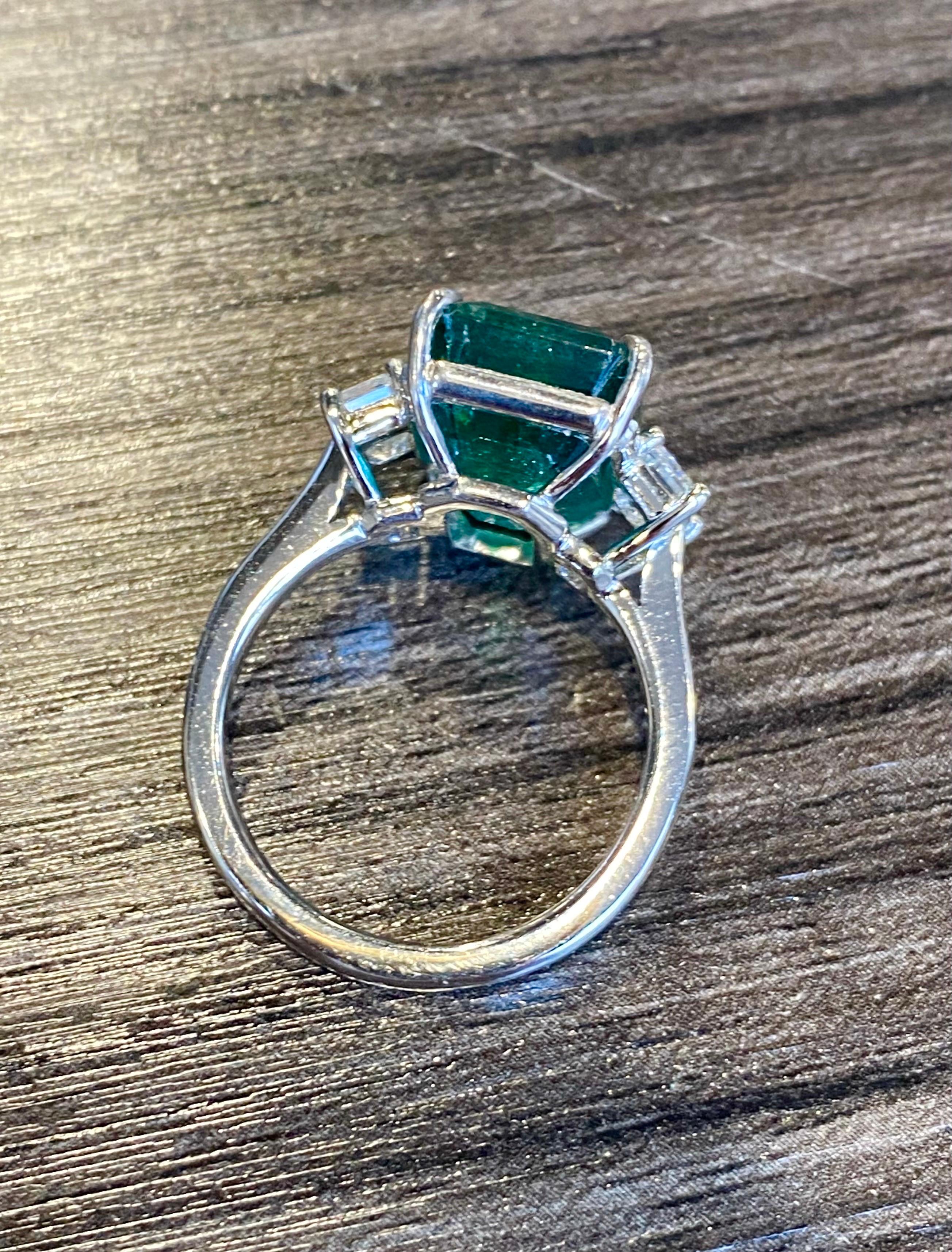Taille émeraude Emilio ! Bague en diamant émeraude de 7.93 carats en vente