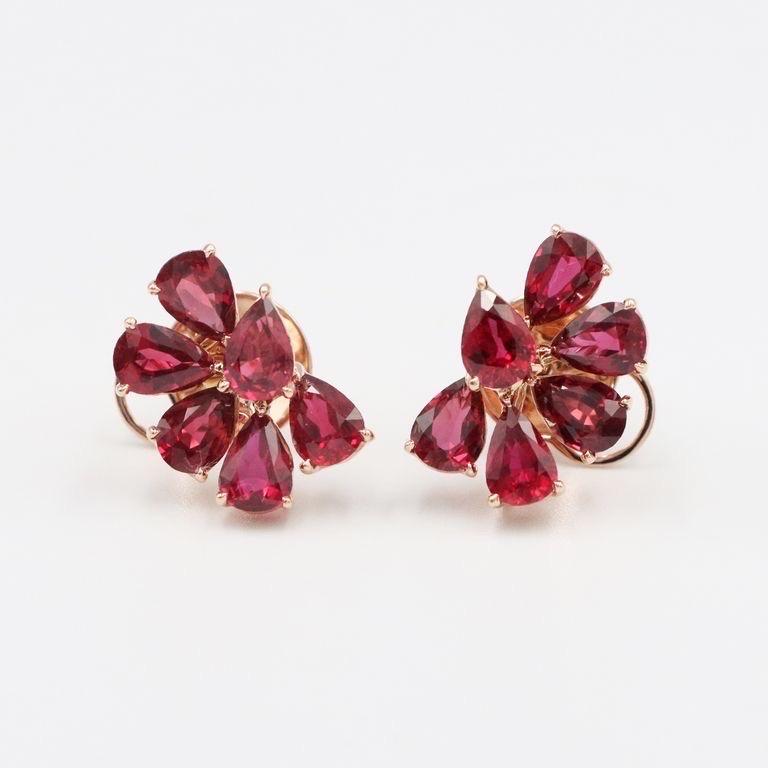 De la chambre forte d'Emilio Jewelry située sur la Cinquième Avenue de New York,
Ces boucles d'oreilles de tous les jours sont composées de rubis rouges vifs parfaitement assortis et d'une grande clarté. 
Poids de la pierre : 8.63ct
Fabriqué à la