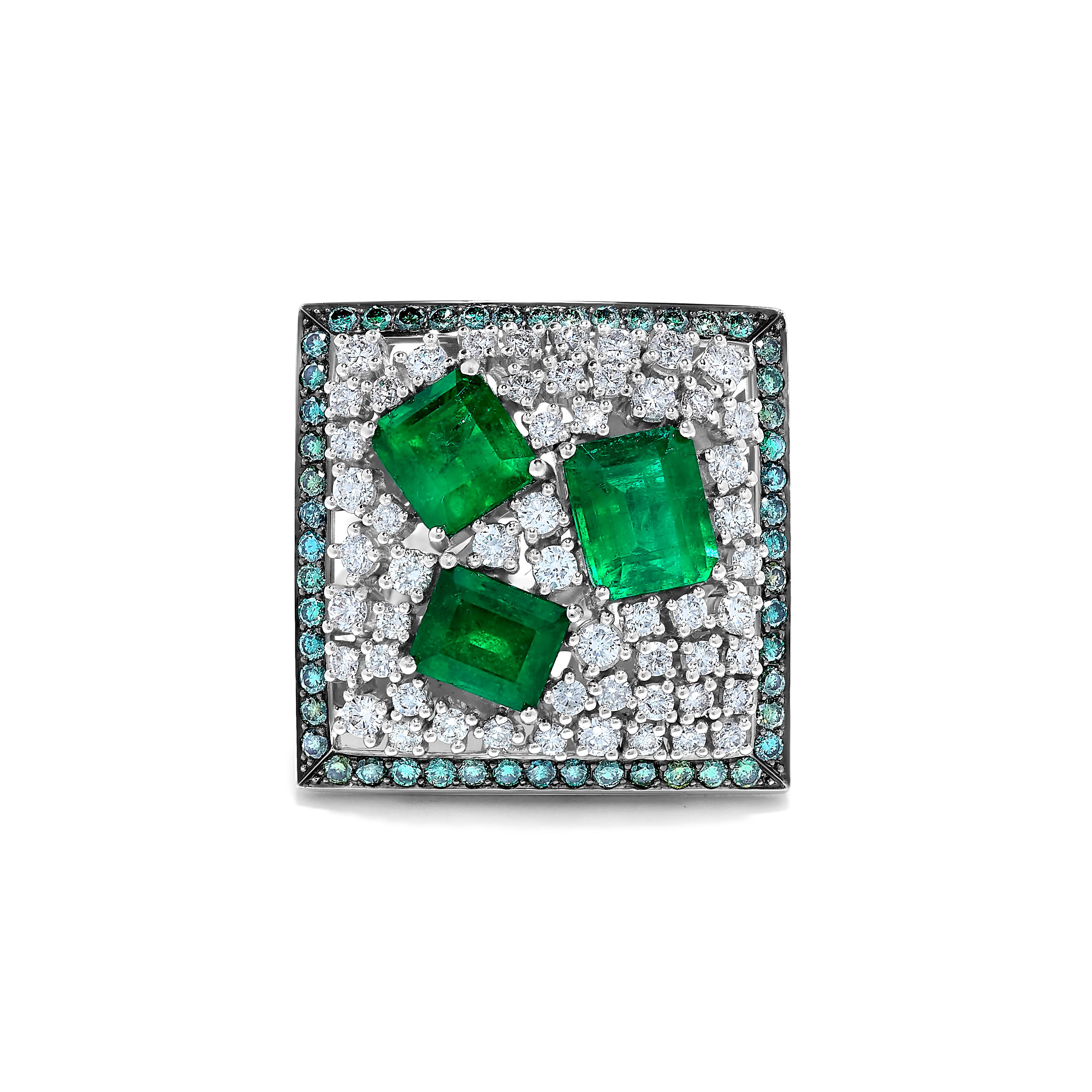 Créé par Emilio Jewelry à New York,
Une bague unique présentant les plus belles émeraudes de Colombie. 
3 pc Emeraudes 6.5 cts 
Diamants blancs 1,5 cts
Diamants de couleur fantaisie 1,5 cts 
