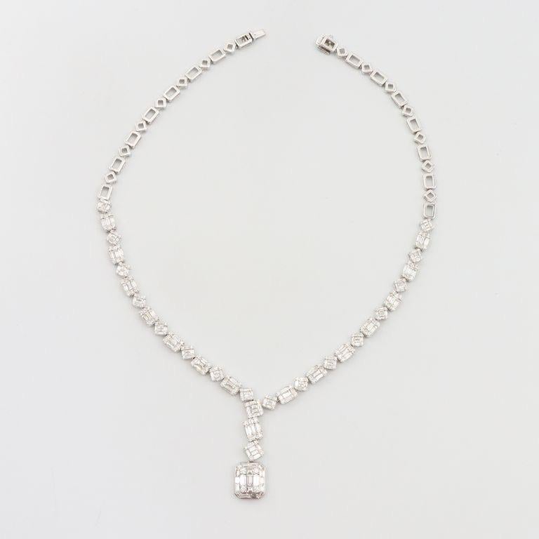 Von Emilio Jewelry, einem bekannten und angesehenen Großhändler mit Sitz auf der berühmten Fifth Avenue in New York, 
Mit 9,80 Karat gemischten Diamanten in der Farbe D-F und der Reinheit Vs2, die die Illusion von einzelnen größeren Steinen