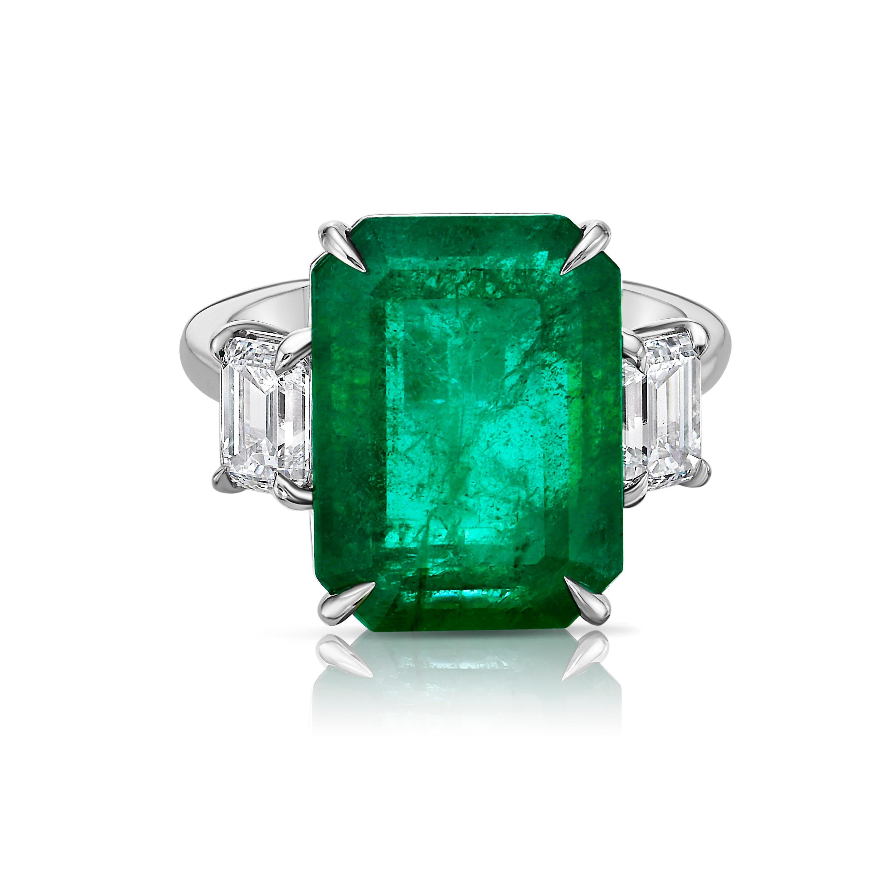 De Emilio Jewelry, un conocido y respetado mayorista/distribuidor situado en la emblemática Quinta Avenida de Nueva York, 
Solicita más imágenes, certificados y detalles. ¡Reuniones por zoom disponibles! 
Una esmeralda rectangular alargada de 8,78