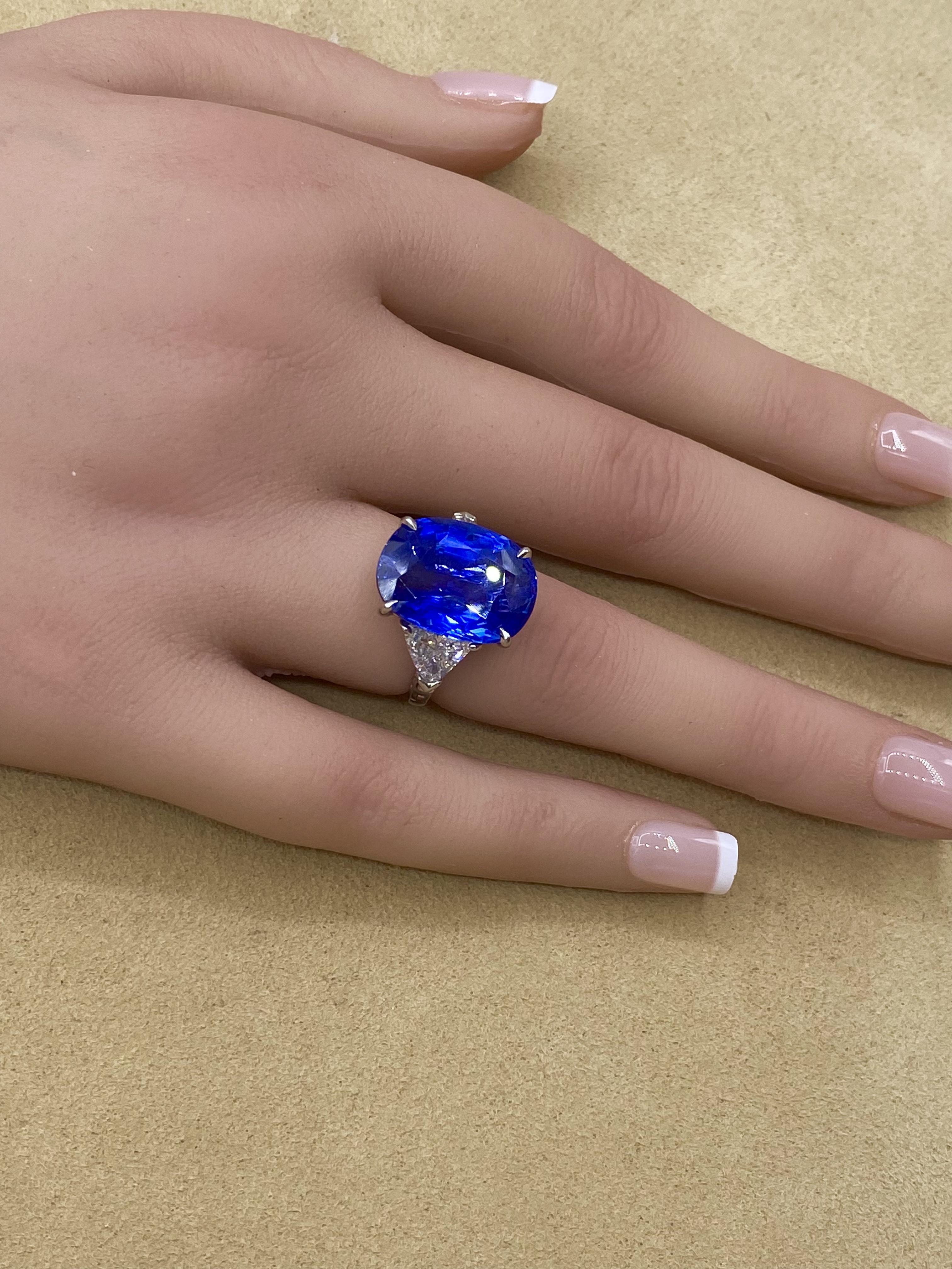 Taglio cuscino Emilio Jewelry AGL Certified 15.00 Carat No Heat Sapphire Ring in vendita