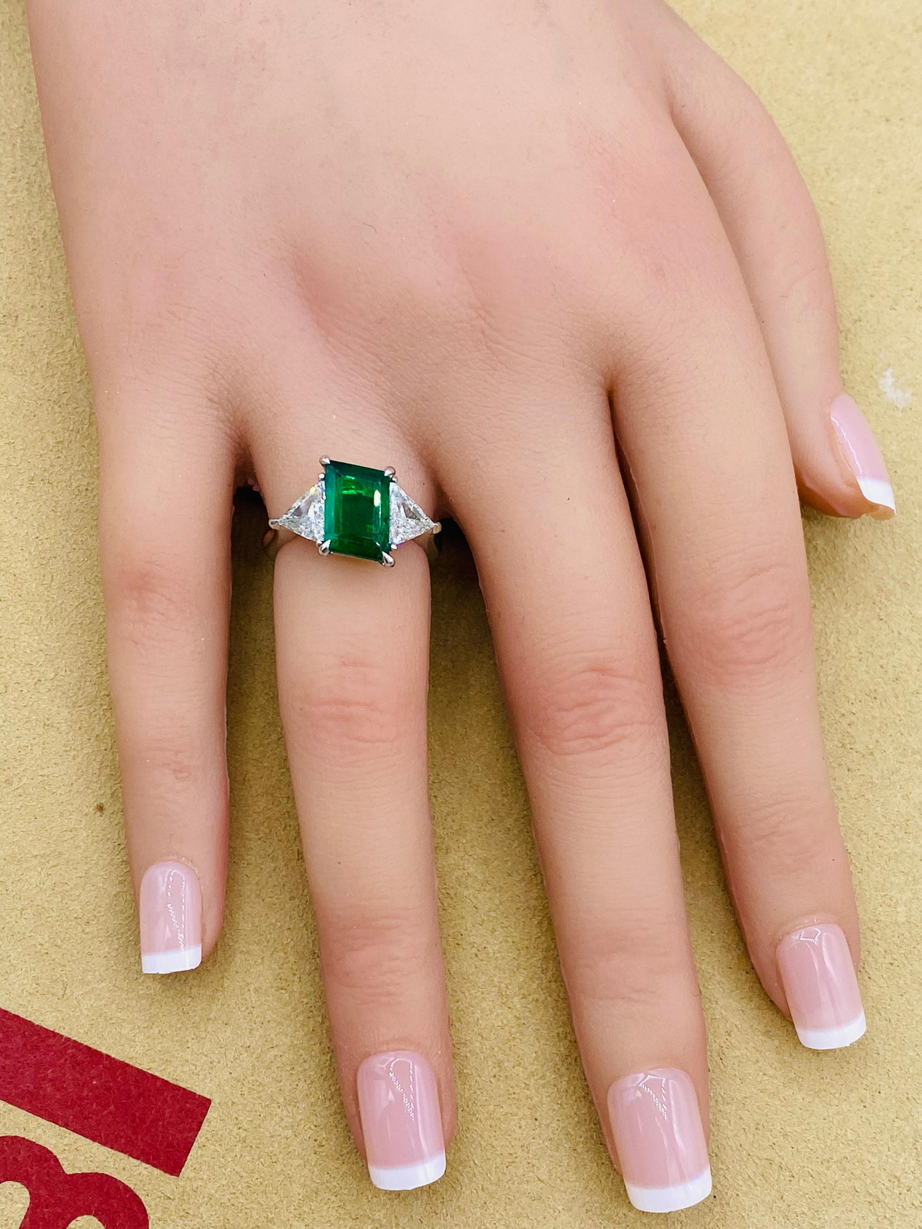 Emilio Jewelry AGL Certified 3.52 Carat Vivid Green Hexagon Emerald Diamond Ring im Angebot 5