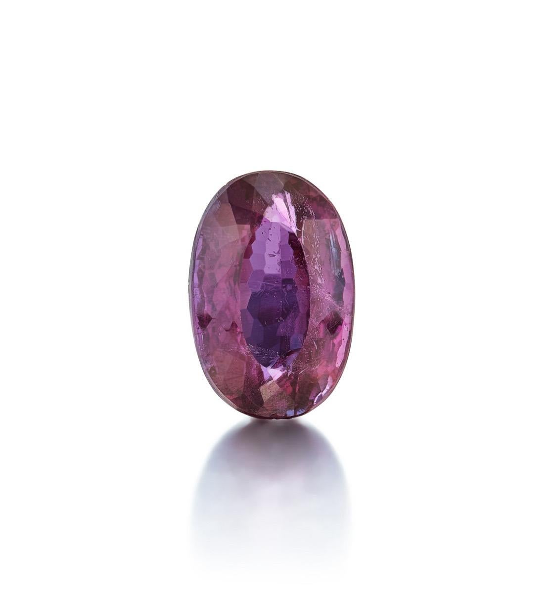 Capolavoro del fenomeno naturale del colore, questa alessandrite AGL Prestige Report da 5,22 carati rappresenta l'apice della rarità, della bellezza e della collezionabilità. Proveniente dal Brasile, una delle fonti più venerate e storicamente
