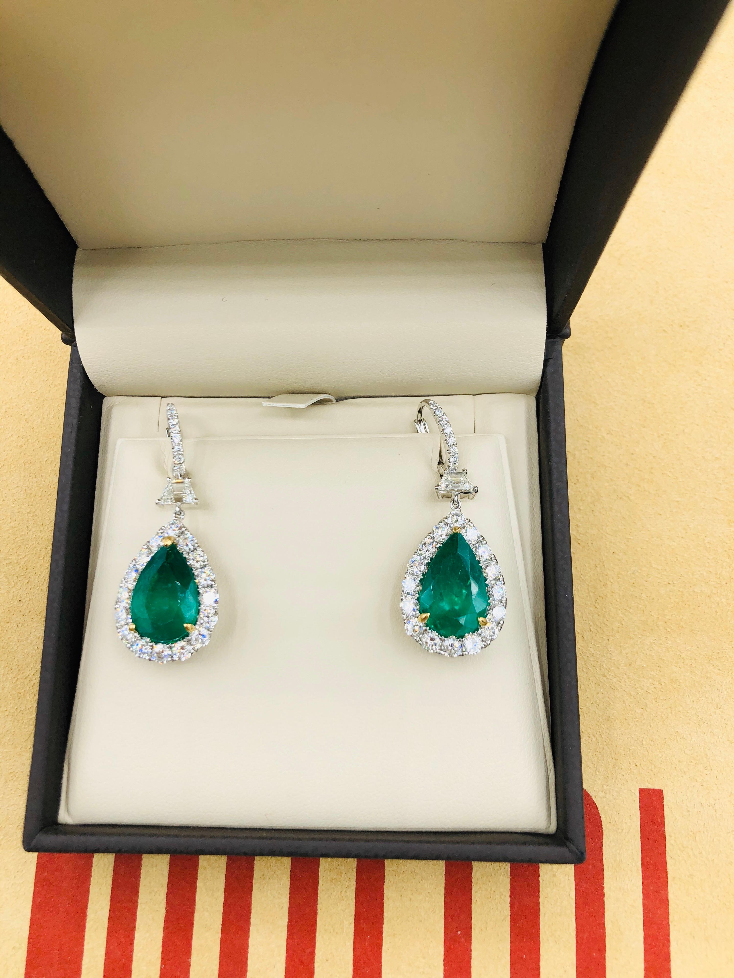 Emilio Jewelry Certified 14.02 Carat Vivid Green Colombian Emerald Earrings In New Condition In New York, NY