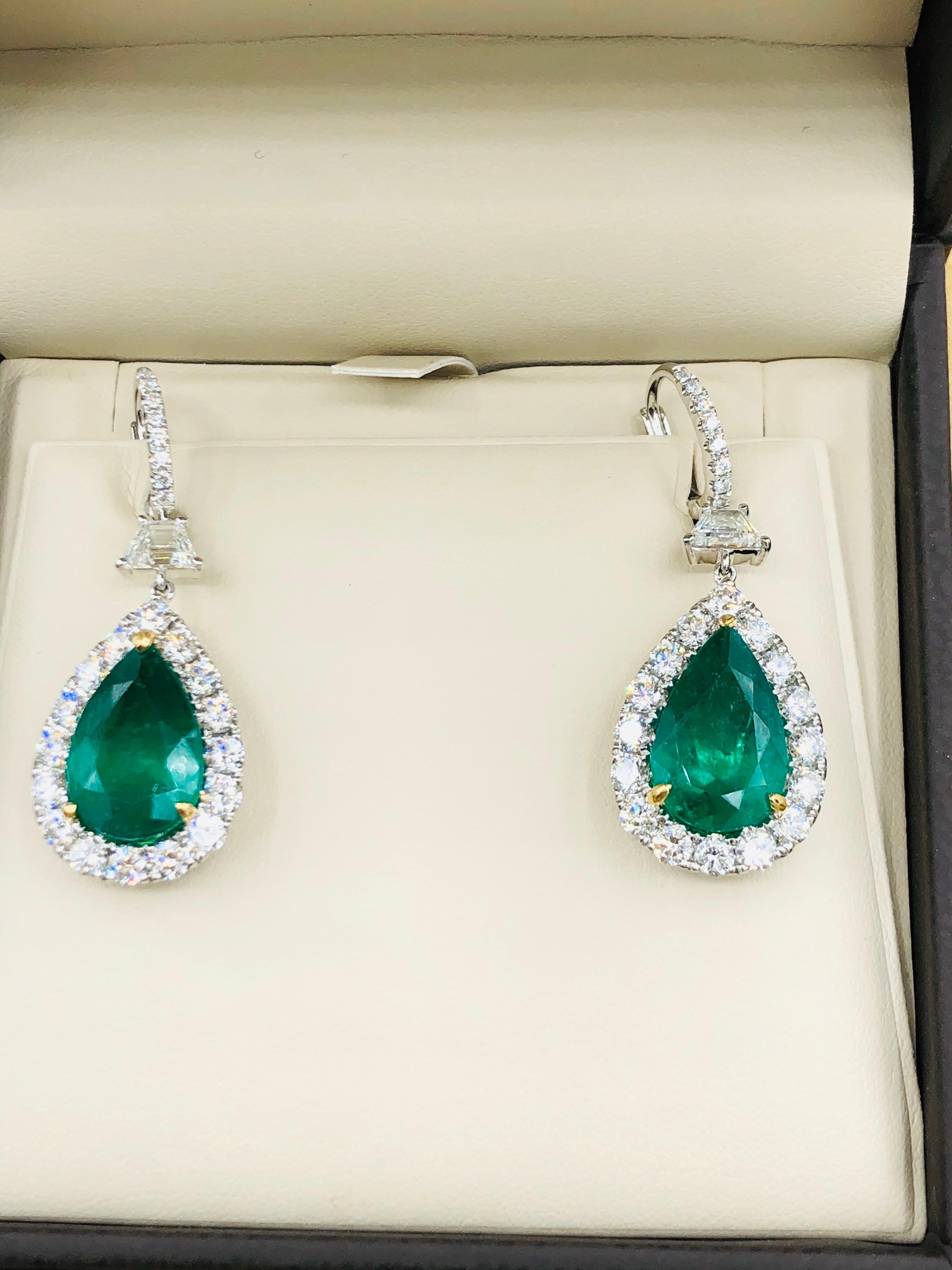 Women's or Men's Emilio Jewelry Certified 14.02 Carat Vivid Green Colombian Emerald Earrings