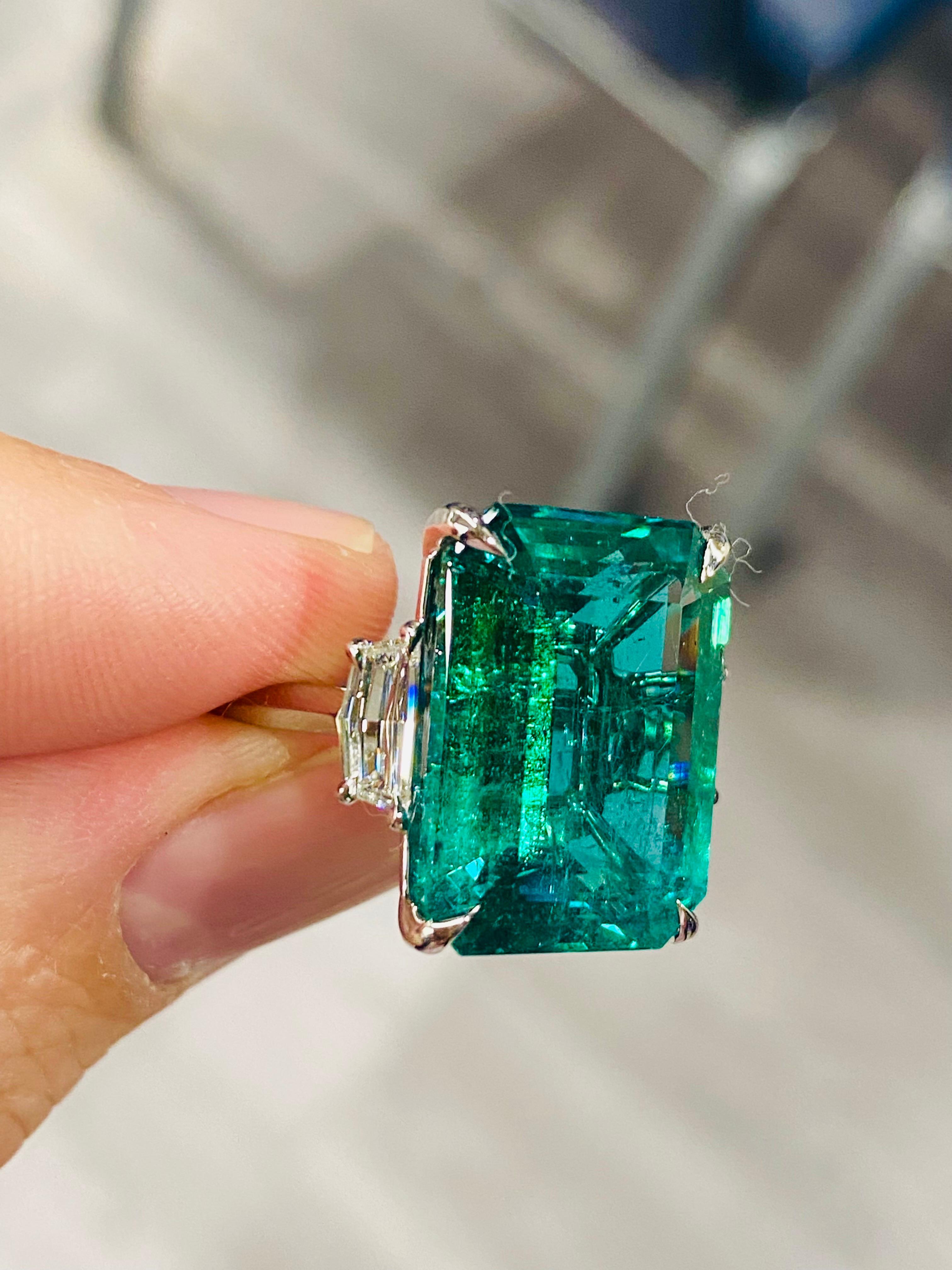 Women's or Men's Emilio Jewelry Certified 17.30 Carat Magnificent Emerald Ring For Sale