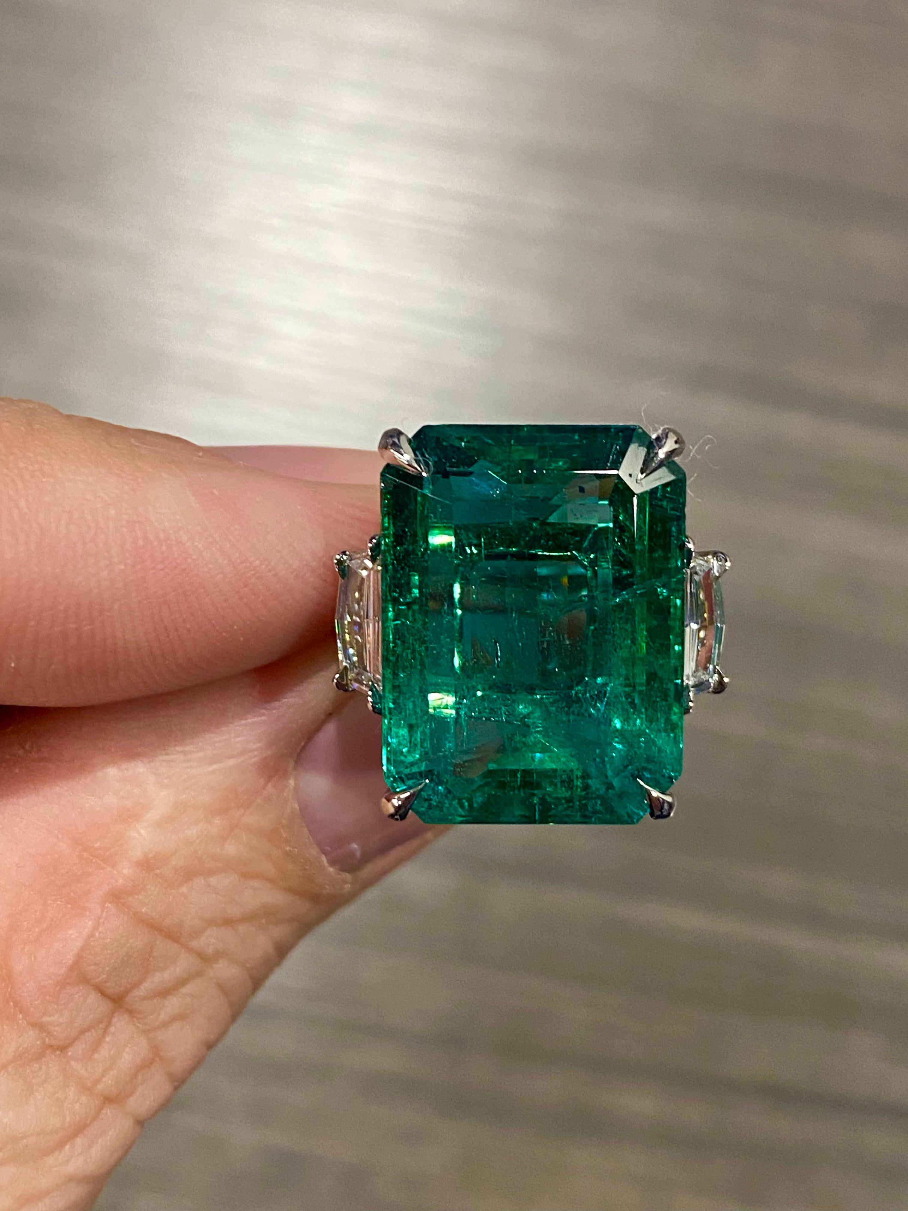 Emilio Jewelry Certified 17.30 Carat Magnificent Emerald Ring For Sale 1