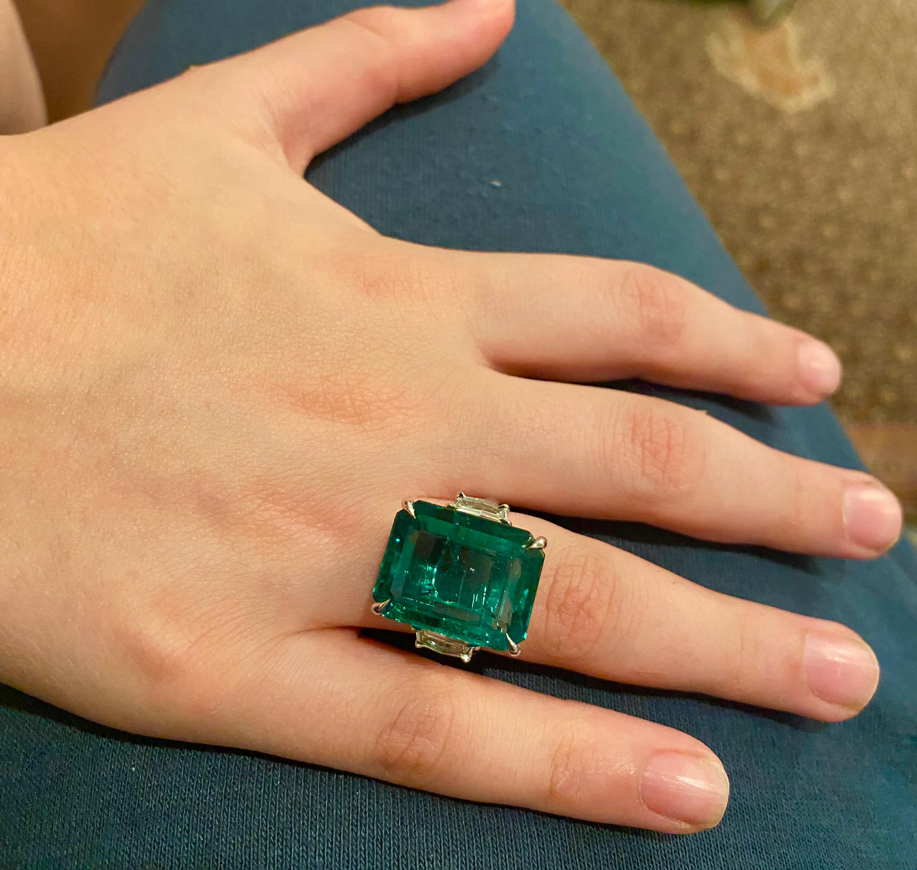 Emilio Jewelry Certified 17.30 Carat Magnificent Emerald Ring For Sale 2