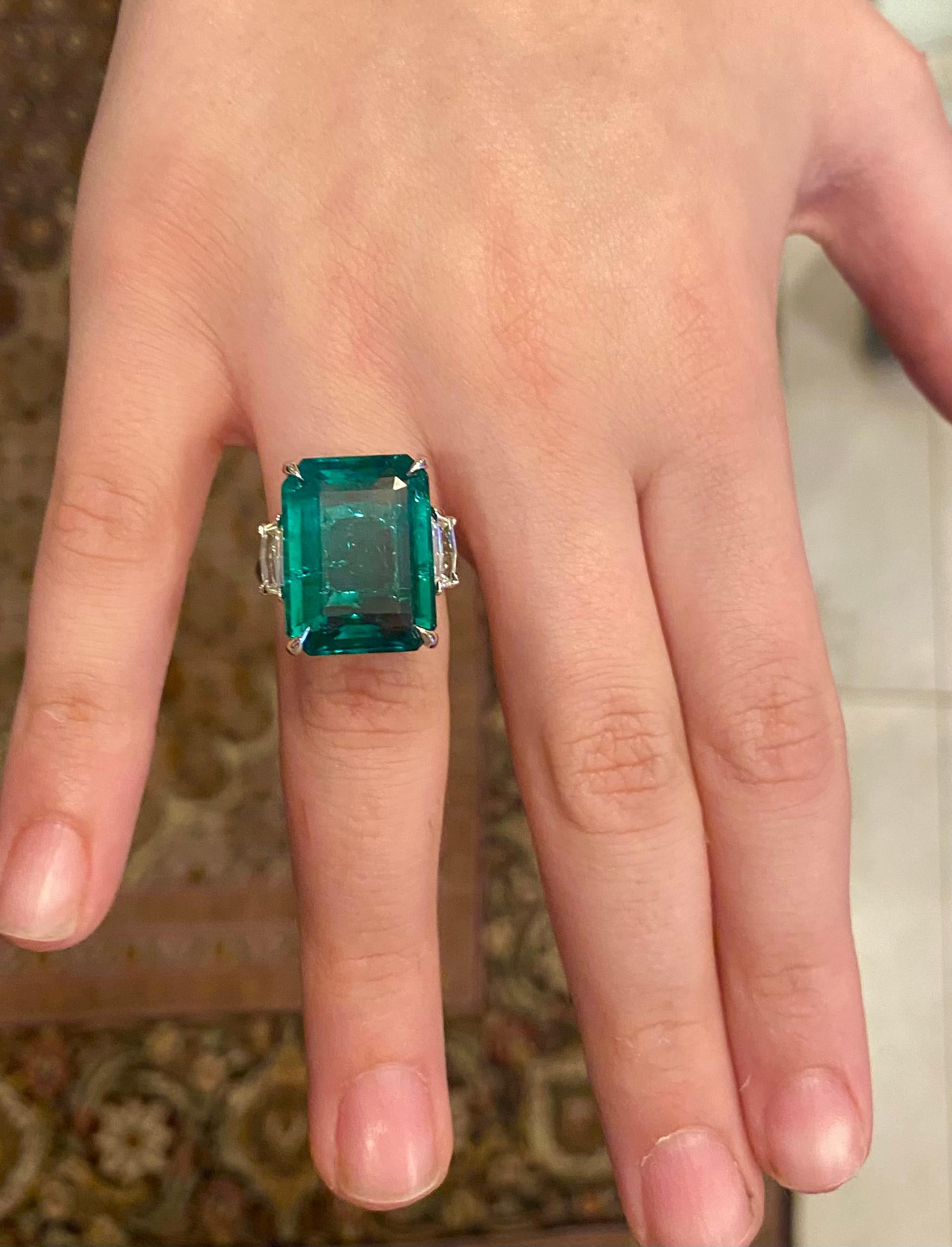 Emilio Jewelry Certified 17.30 Carat Magnificent Emerald Ring For Sale 3
