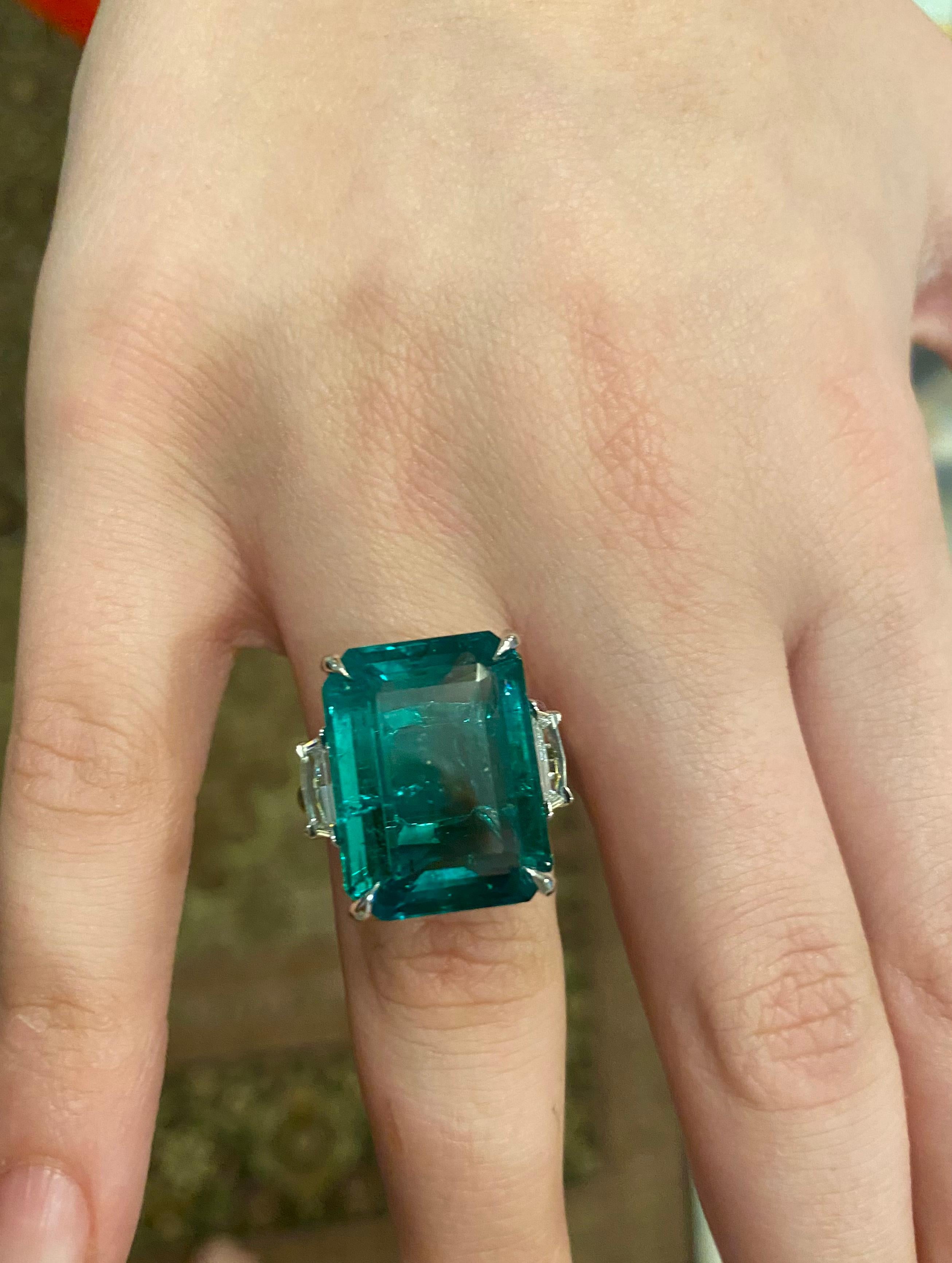 Emilio Jewelry Certified 17.30 Carat Magnificent Emerald Ring For Sale 4