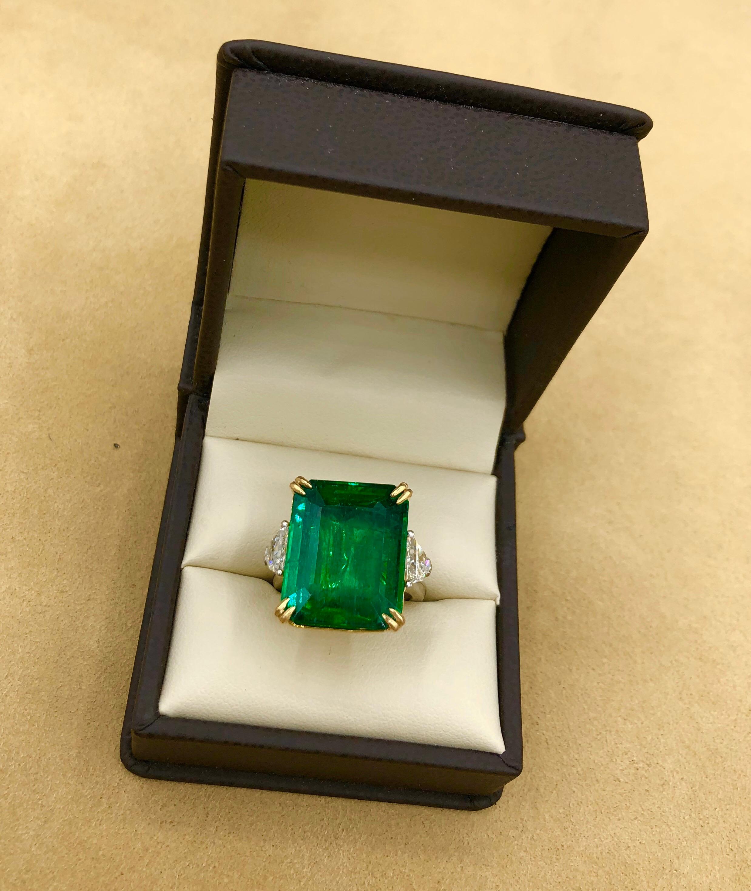 Women's or Men's Emilio Jewelry Certified 19.21 Carat Emerald Diamond Ring For Sale