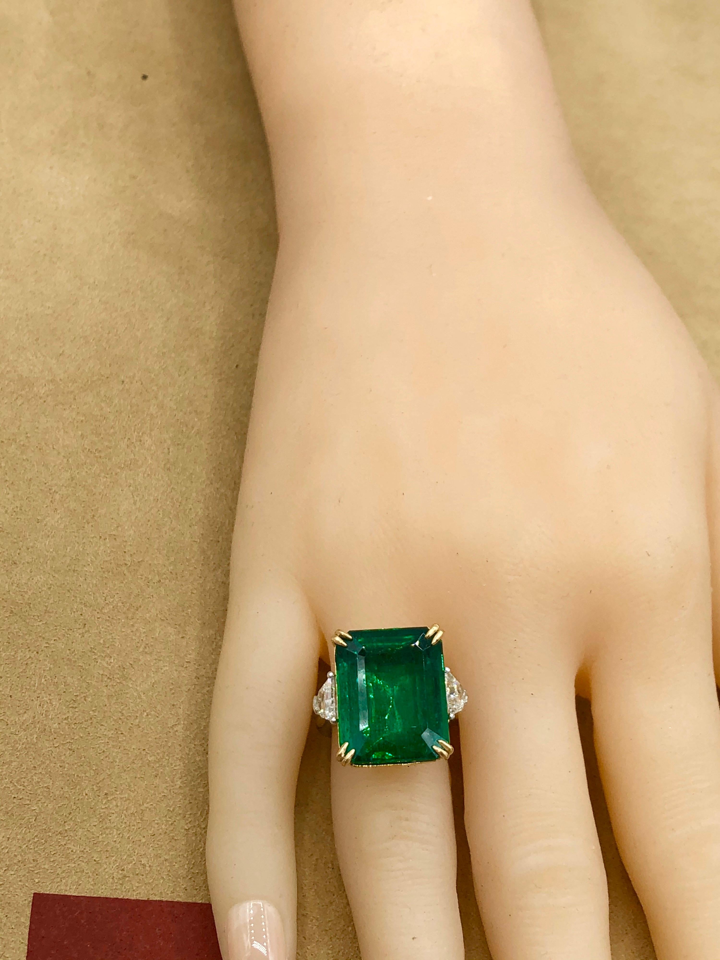 Emilio Jewelry Certified 19.21 Carat Emerald Diamond Ring For Sale 1