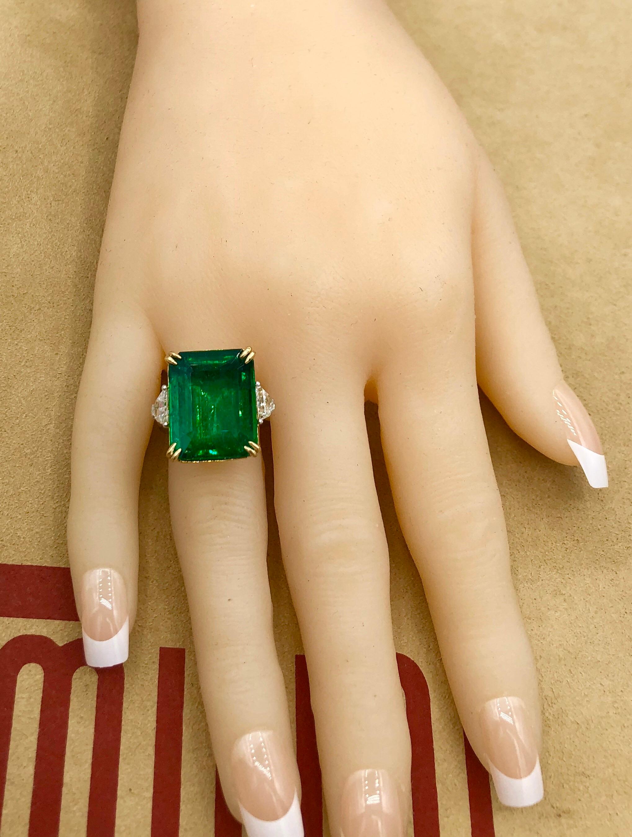 Emilio Jewelry Certified 19.21 Carat Emerald Diamond Ring For Sale 2