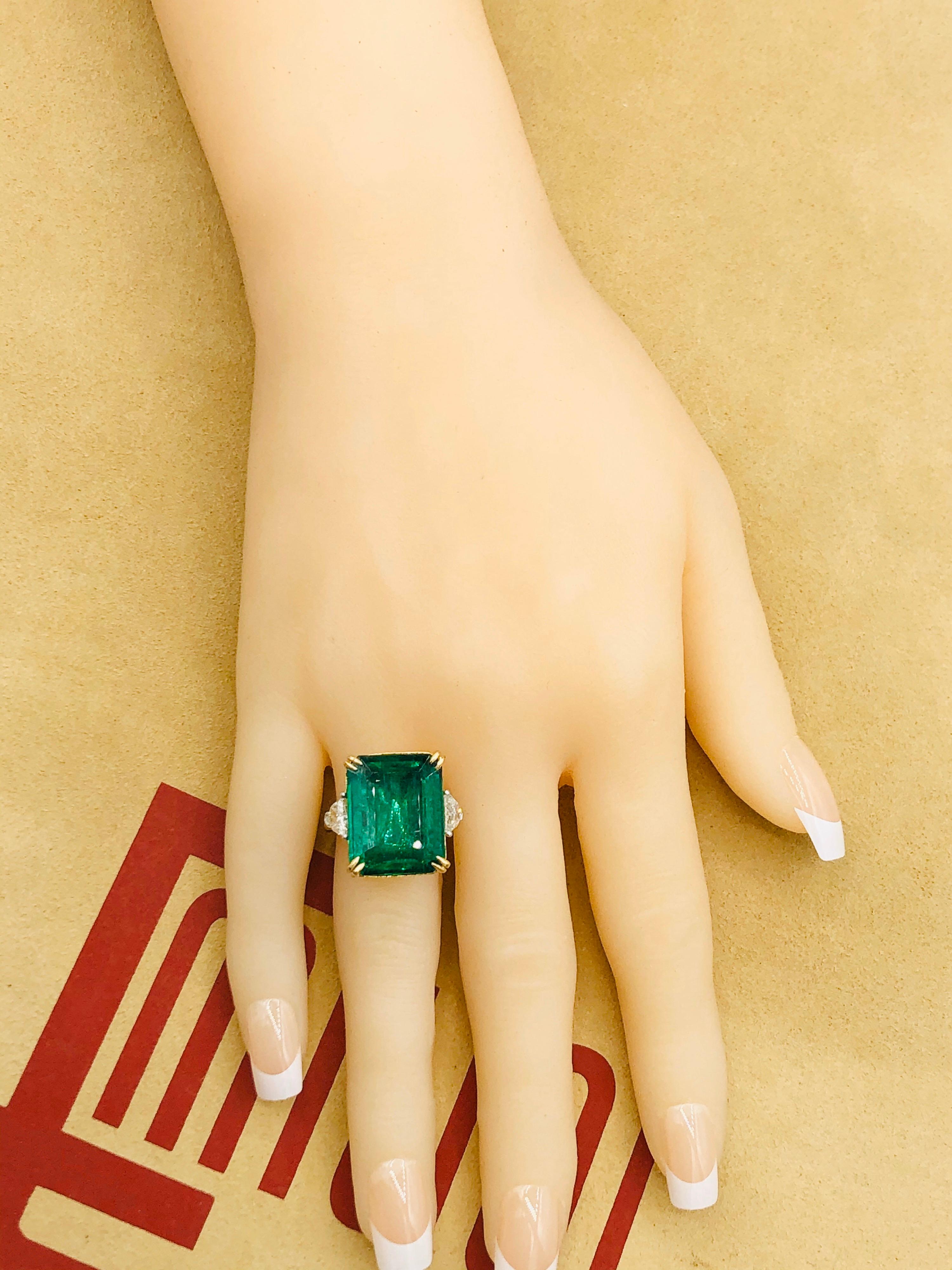 Emilio Jewelry Certified 19.21 Carat Emerald Diamond Ring In New Condition For Sale In New York, NY