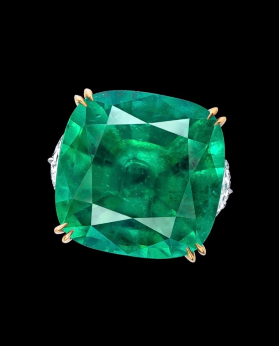 De la chambre forte du musée de la bijouterie Emilio, présentant une magnifique émeraude centrale certifiée de 27,00 carats. Cette émeraude est très rare car elle n'a pas été traitée, elle n'a pas été huilée et sa couleur est d'un vert éclatant. 
