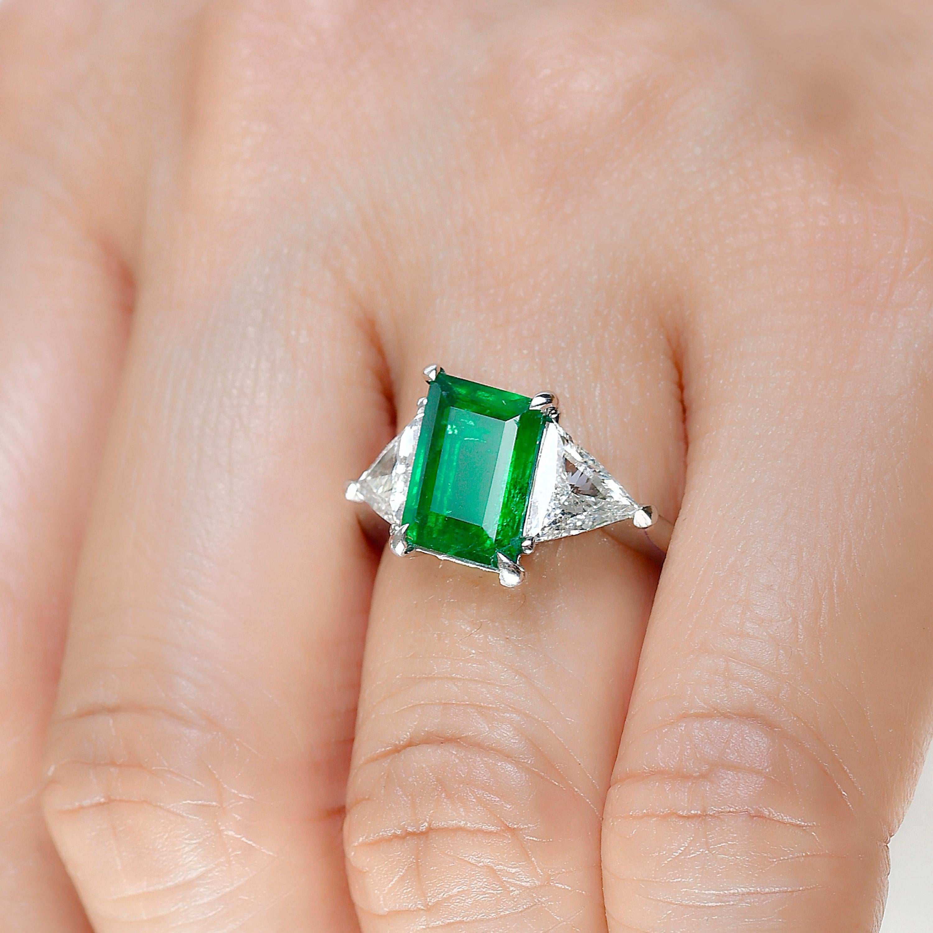 Emilio Jewelry AGL Certified 3.52 Carat Hexagon Emerald Ring In New Condition For Sale In New York, NY