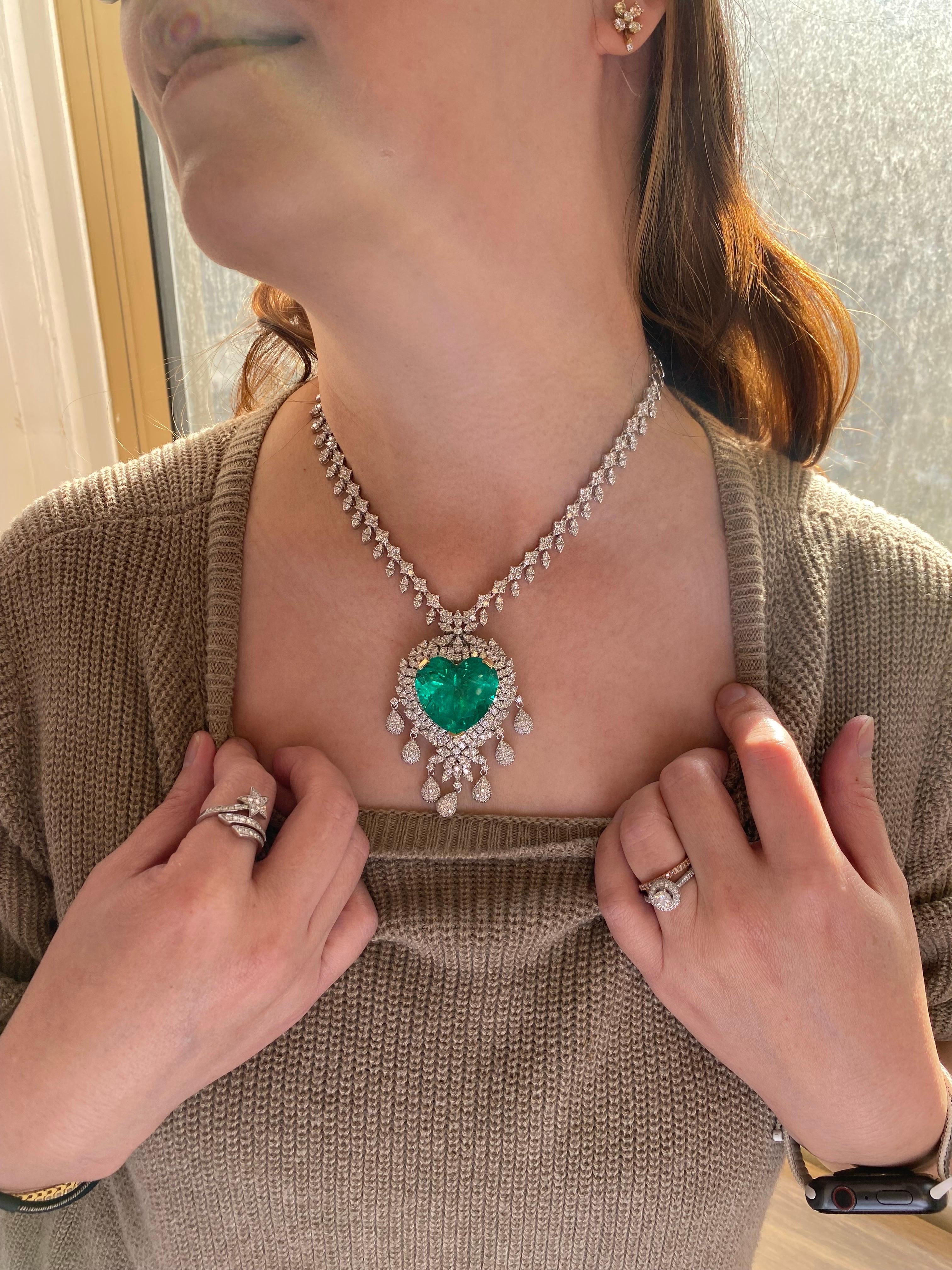 Emilio Jewelry Certified 54 Carat Vivid Green Colombian Emerald Heart Necklace im Angebot 1