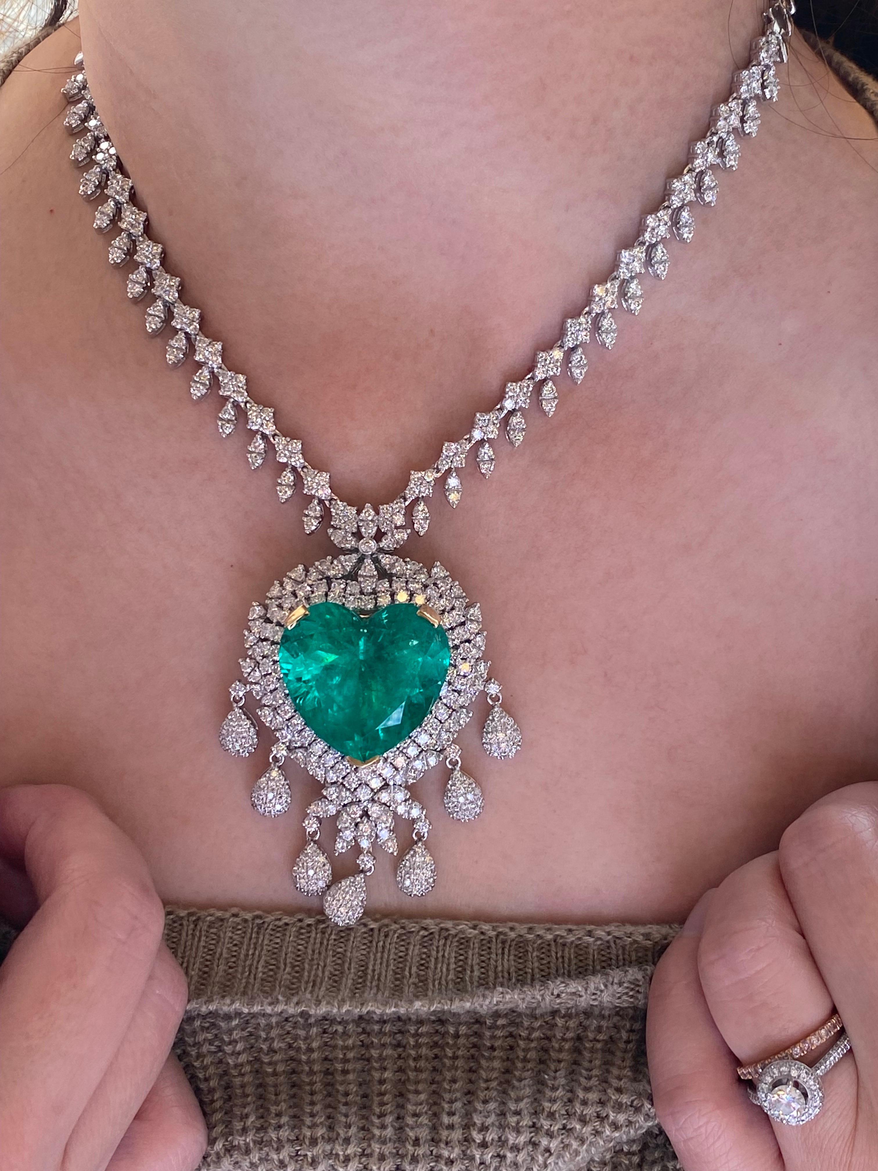 Emilio Jewelry Certified 54 Carat Vivid Green Colombian Emerald Heart Necklace im Angebot 4